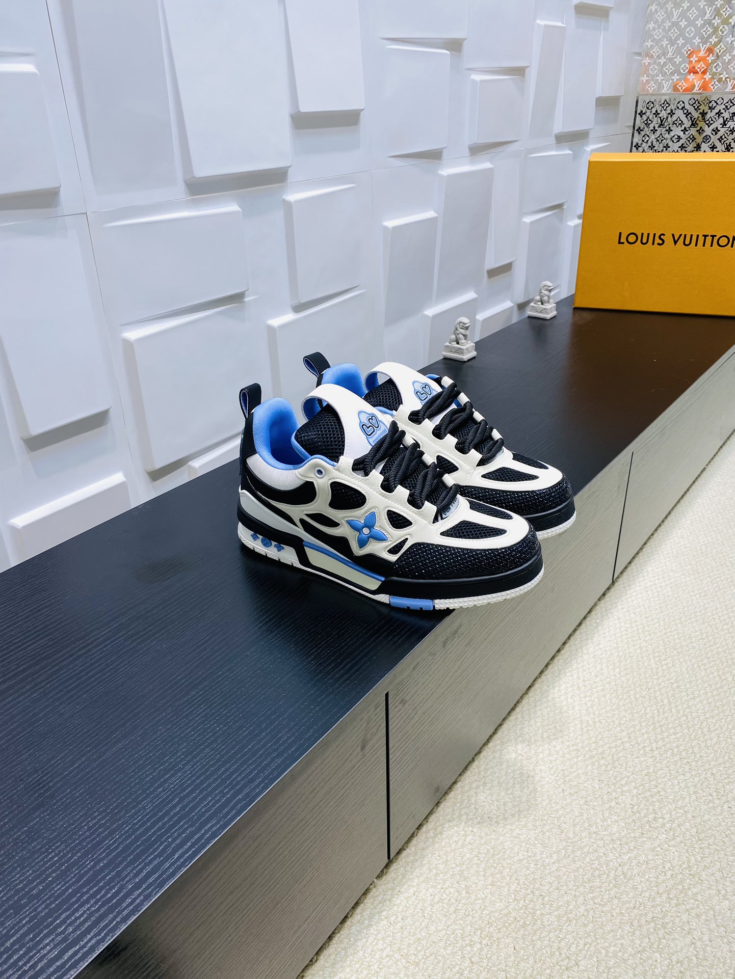 NO:256224,Upgraded version of couples LV donkey brand LH SKATE series Latest color matching Tariner sneakers Four-leaf clover skate shoes Couple style retro basketball shoes Original purchase and development Made this model of LV Skate sneakers interpret the new season configuration with a mixed material including technology grid. Inspired by the inspiration of 1990s skate shoes, this sneaker uses Monogram printed technology lining and lining design to help upgrade and comfort experience. Monogram floral embellishment side and outsole exquisite packaging for delivery counter Fabric: Original custom-made top leather Inner: Imported breathable net Sole: Original open mold-proof TPU material Sole 3.5CM Size: Women's model 35-40 /  Men's 39-45, casual shoes/sports shoes, louis vuitton, louis vuitton, louis vuitton, sneakers, cowhide19860909升级版 情侣款 LV驴牌L家SKATE 系列 最新配色 Tariner运动鞋 四叶草 滑板鞋 情侣款 复古篮球鞋 原版购入开发 做货 本款 LV Skate 运动鞋以包括科技网格在内的混合材质演绎新季构型.受上世纪 90 年代滑板鞋灵感启发,此款运动鞋采用 Monogram 印花科技内衬与加衬设计,有助于升级舒适体验.Monogram 花卉点缀侧边和外底 配送专柜精美包装 面料 : 原版定制头层牛皮 内里 : 进口透气网里 鞋底 : 原版开模防滑TPU材质 底厚 3.5CM Size : 女款35-40 / 男款39-45,休闲鞋/运动鞋,louis vuitton,louis vuitton,louis vuitton,sneakers,cowhide,Women's Shoes