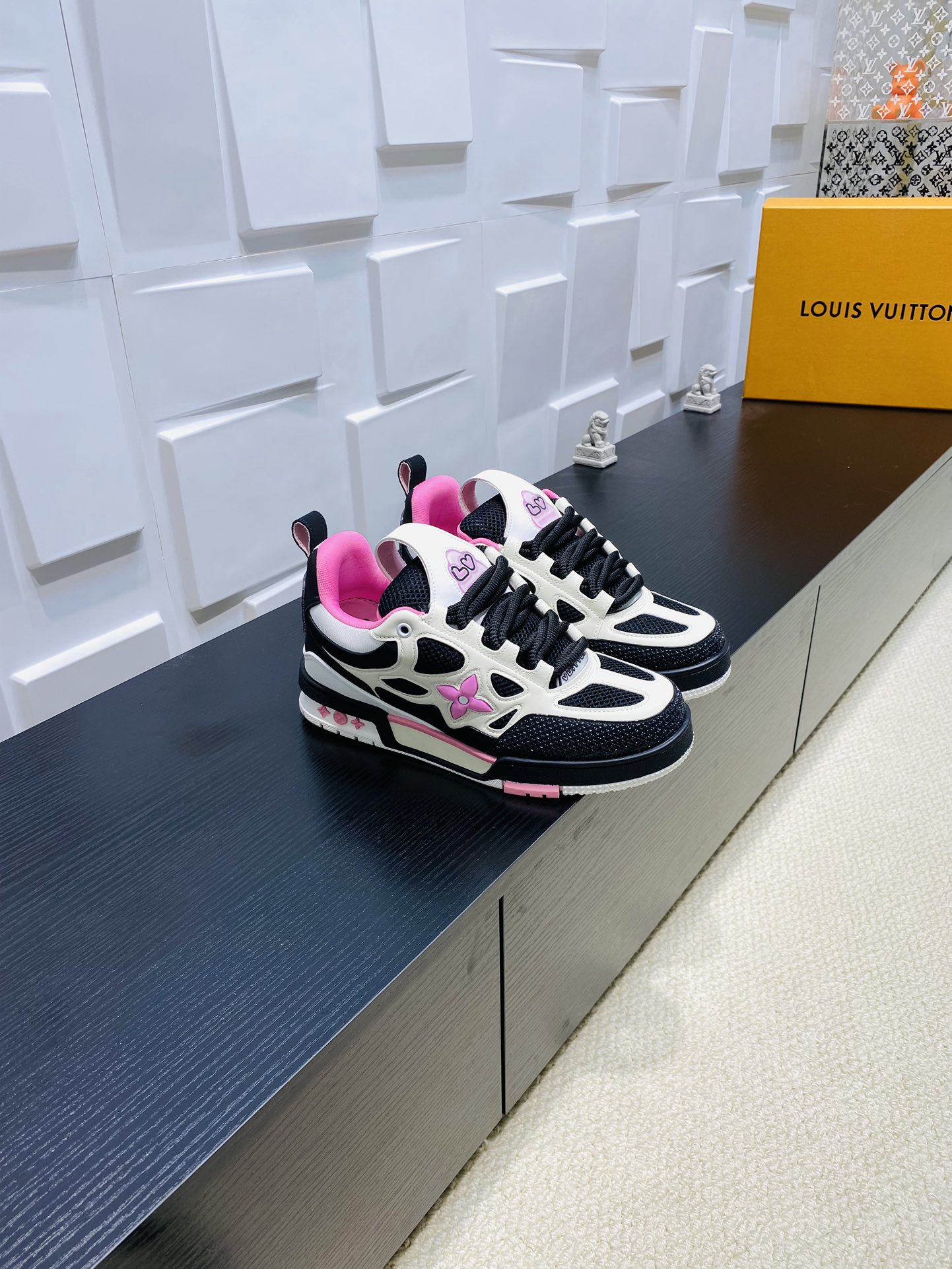 NO:256228,Upgraded version of women's LV donkey brand L's SKATE series Latest color matching Tariner sneakers, four-leaf clover, skate shoes, couples, retro basketball shoes, original purchase and development, made products This LV Skate sneakers interpret the new season configuration with a mixed material including technology grid. Inspired by the 1990s skate shoes, this sneaker uses Monogram printed technology lining and lining design to help upgrade and comfort experience. Monogram floral embellishment side and outsole exquisite packaging for delivery counter Fabric: Original custom-made top leather Inner: Imported breathable net Sole: Original open mold-proof TPU material Sole 3.5CM Size: Women's 35-40, casual shoes/sports shoes, louis vuitton, louis  vuitton, louis vuitton,sneakers,cowhide19860909升级版 女款 LV驴牌L家SKATE 系列 最新配色 Tariner运动鞋 四叶草 滑板鞋 情侣款 复古篮球鞋 原版购入开发 做货 本款 LV Skate 运动鞋以包括科技网格在内的混合材质演绎新季构型.受上世纪 90 年代滑板鞋灵感启发,此款运动鞋采用 Monogram 印花科技内衬与加衬设计,有助于升级舒适体验.Monogram 花卉点缀侧边和外底 配送专柜精美包装 面料 : 原版定制头层牛皮 内里 : 进口透气网里 鞋底 : 原版开模防滑TPU材质 底厚 3.5CM Size : 女款35-40,休闲鞋/运动鞋,louis vuitton,louis vuitton,louis vuitton,sneakers,cowhide,Women's Shoes