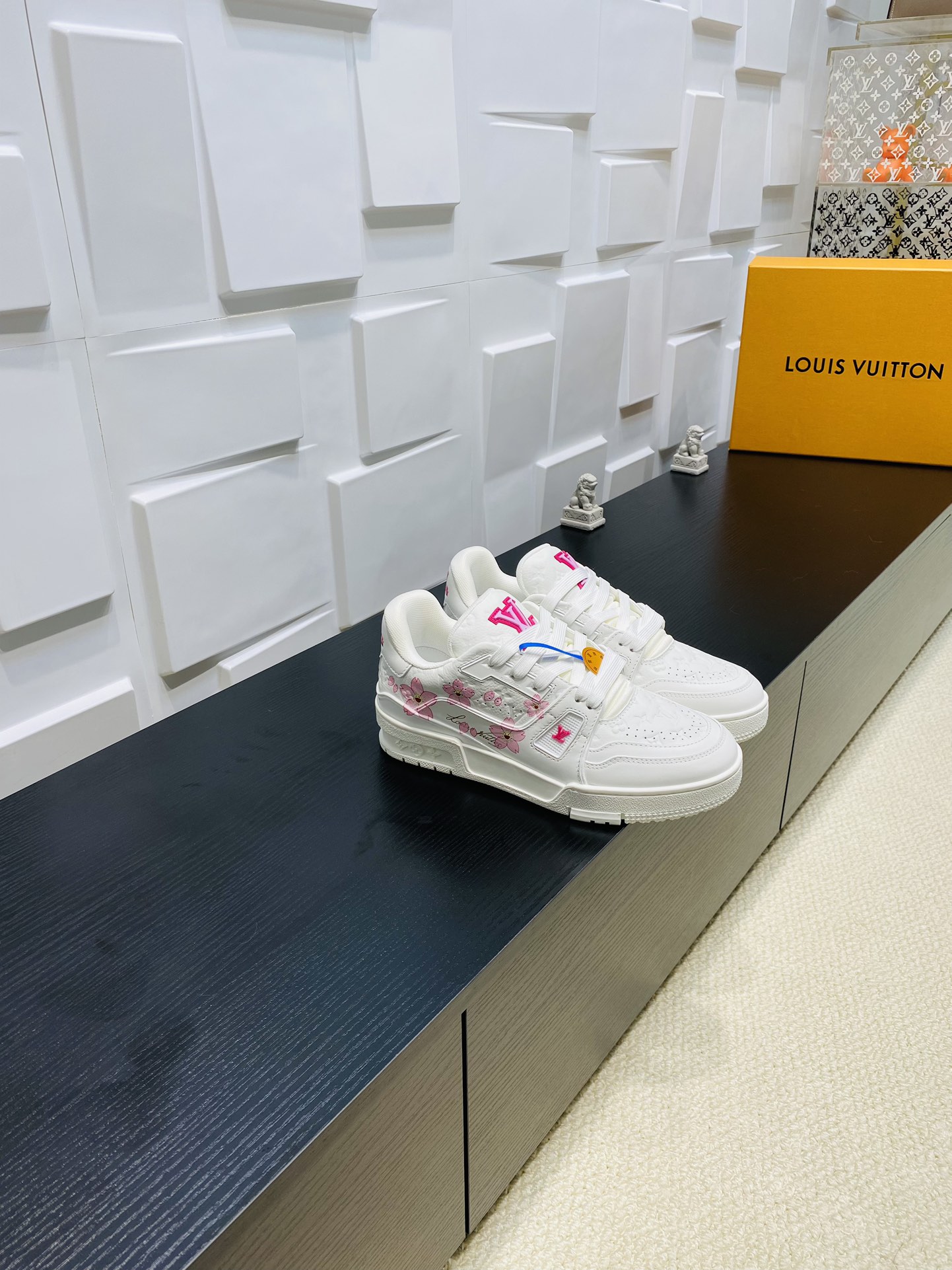 NO:247348,The top version P Sakura LV Trainer sneakers draw inspiration from the aesthetic style of Japanese artist Takashi Murakami, cut out a dynamic silhouette with grained cowhide leather, and then embellish the upper with the Cherry Blossom pattern of Louis Vuitton x Murakami replica series Original purchase and development Louis Vuitton x Tyler collaborative series launches LV Trainer sneakers, continuing Virgil Abloh's classic design based on retro basketball shoes. The cowhide upper is integrated with Craggy Monogram embossed and Louis Vuitton logo to show Tyler's interesting reconstruction of Monogram patterns and brand elements. Exquisite packaging of the delivery counter Fabric: Original custom first layer cowhide inner lining: Original custom breathable net Outsole: Original open-mode two-color TPU combination bottom  Sole thickness: 3CM Size: Women's 35-41, casual shoes/sports shoes, louis vuitton, louis vuitton, sneakers, cowhide19860909顶级版本P 樱花 LV Trainer运动鞋向日本艺术家村上隆的美学风格撷取灵感,以粒面牛皮革裁出动感廓形,再为鞋面点缀路易威登x村上隆复刻系列的Cherry Blossom图案 原版购入开发 路易威登 x Tyler 合作系列推出 LV Trainer 运动鞋,延续 Virgil Abloh 基于复古篮球鞋创作的经典设计.牛皮革鞋面融入 Craggy Monogram 压纹和路易威登标识,展现 Tyler 对 Monogram 图案和品牌元素的趣味重构 配送专柜精美包装 面料: 原版定制头层牛皮 内里: 原版定制透气网里 大底: 原版开模双色TPU组合大底 底厚: 3CM Size: 女款35-41,休闲鞋/运动鞋,louis vuitton,louis vuitton,sneakers,cowhide,Women's Shoes