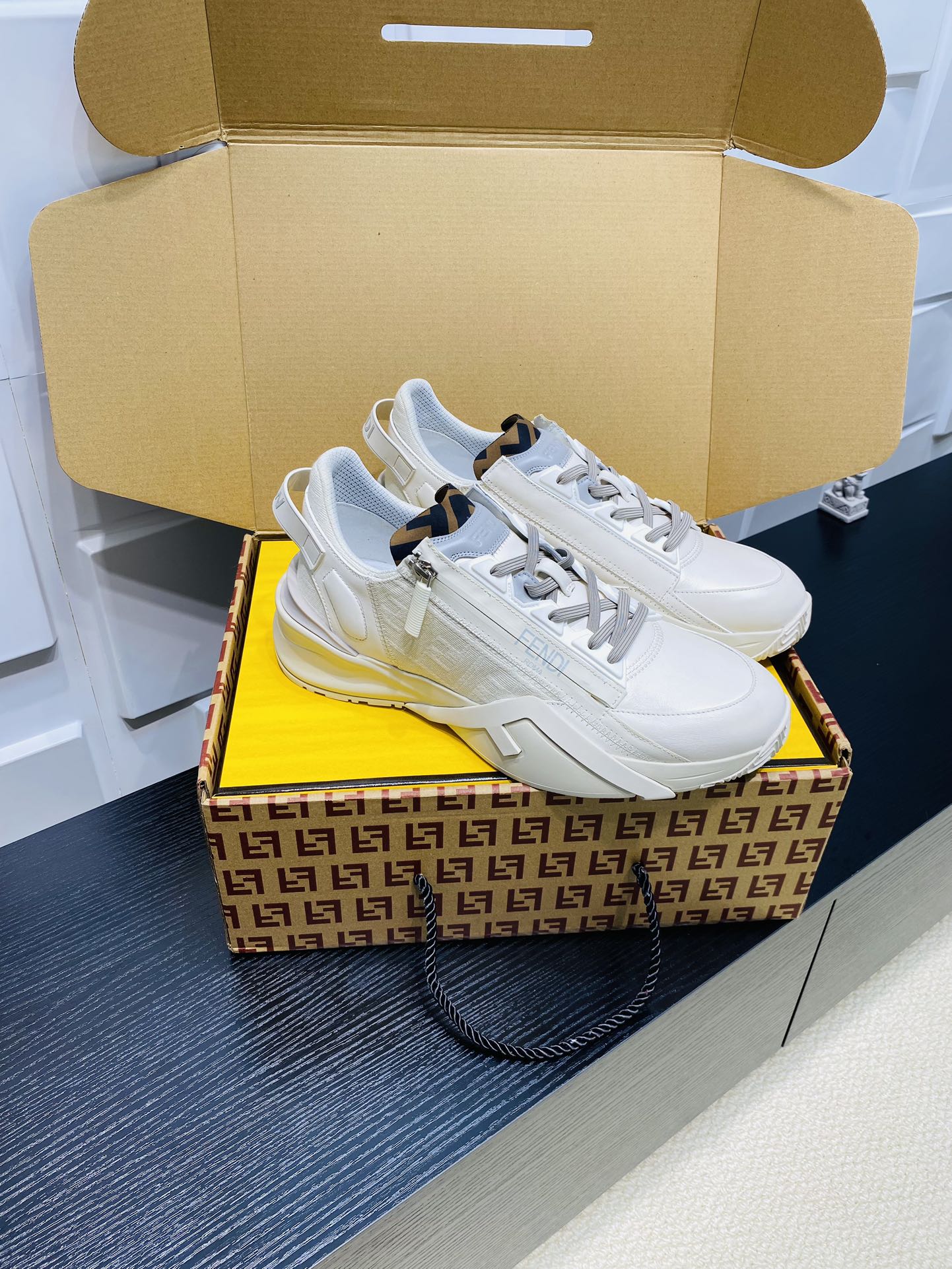 NO:246110,Top version FENDI Classic Flow series Sports shoes casual running shoes One-piece sneakers, paired with adjustable elastic laces, elastic inserts, and the wavy sole is engraved with F. The heel is decorated with embossed Fendi Flow. High-tech fabric and mixed blue, black and gray suede materials. LYCRA tongue decorated with FF patterns. 35mm white rubber running shoes sole, decorated with black diagonal F details. Exquisite packaging for delivery counter Fabric: Original custom imported suede   technology mesh, imported breathable mesh, sole exclusive mold opening ultra-light foam combination TPU Sole 4CM thick Size: Men's 38-45, casual shoes/sports shoes, fendi, fendi, sneakers, chamois leather19860909顶级版本 FENDI芬迪 经典Flow系列 运动鞋休闲跑步鞋 一脚蹬运动鞋,搭配可调节弹力鞋带、弹力嵌片,波浪形鞋底刻有F字样.鞋跟饰有凸纹压花Fendi Flow字样.高科技布料及蓝色、黑色和灰色麂皮混合材质.饰有FF图案的LYCRA鞋舌.35毫米白色橡胶跑鞋鞋底,饰有黑色对角F细节 配送专柜精美包装 面料:原版定制进口麂皮 科技网面 内里进口透气网里 鞋底独家开模超轻发泡组合TPU 底厚4CM Size: 男款38-45,休闲鞋/运动鞋,fendi,fendi,sneakers,chamois leather,Women's Shoes