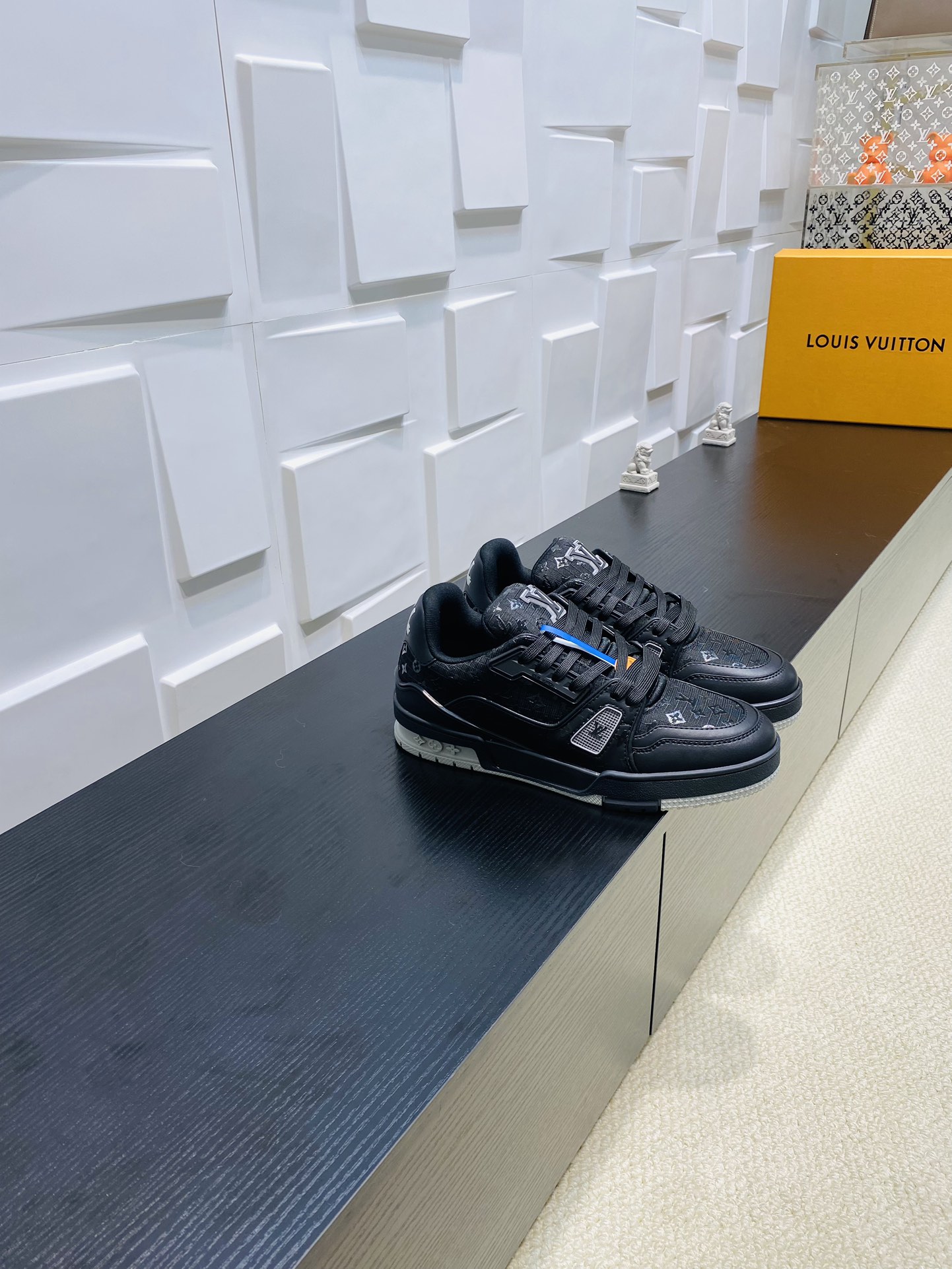 NO:246115,Top version P LV TARINE Louis Vuitton x Tyler Co-branded Donkey Brand L Home Embossed Couple Model Casual Sports Shoes Skateboard Shoes Original Purchase and Development Louis Vuitton x Tyler Co-operated series launches LV Trainer Sports Shoes, continuing Virgil Abloh's classic design based on retro basketball shoes. The cowhide upper is integrated with Craggy Monogram embossed and Louis Vuitton logo to show Tyler's interesting reconstruction of Monogram patterns and brand elements. Exquisite packaging of the delivery counter Fabric: Original custom top layer cowhide Inner: Original custom breathable net Outsole: Original open-mode two-color TPU combination sole Sole thickness: 3CM Size: Women's model 35-41  Men's 38-46, casual shoes/sports shoes, louis vuitton, louis vuitton, louis vuitton, louis vuitton, louis vuitton, sneakers, cowhide19860909顶级版本P LV TARINE路易威登x Tyler 联名款 驴牌 L家 压花 情侣款 休闲 运动鞋 滑板鞋 原版购入开发 路易威登 x Tyler 合作系列推出 LV Trainer 运动鞋,延续 Virgil Abloh 基于复古篮球鞋创作的经典设计.牛皮革鞋面融入 Craggy Monogram 压纹和路易威登标识,展现 Tyler 对 Monogram 图案和品牌元素的趣味重构 配送专柜精美包装 面料: 原版定制头层牛皮 内里: 原版定制透气网里 大底: 原版开模双色TPU组合大底 底厚: 3CM Size: 女款35-41 男款38-46,休闲鞋/运动鞋,louis vuitton,louis vuitton,louis vuitton,louis vuitton,sneakers,cowhide,Women's Shoes