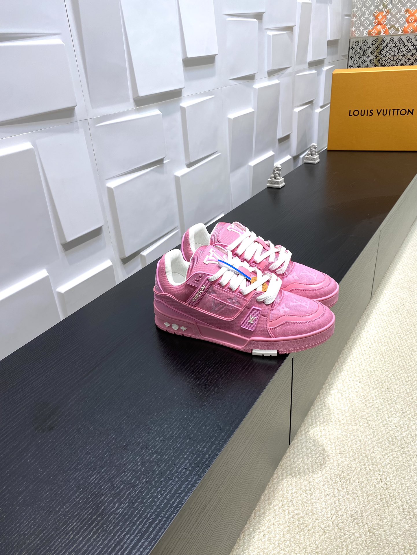 NO:246120,Top version LV Louis Vuitton L Home Donkey Trainer Series Couple Style Casual Sports Shoes Skateboard Shoes Original Purchase and Development Made Products This LV Trainer Sports Shoes are made of Monogram denim, which shows the inspiration of retro basketball shoes with casual style, and then uses rubber LV letters and Vuitton logo to illuminate the complex upper. Thick shoelaces and Monogram floral rubber outsole add exquisite details. Delivery counter exquisite packaging Fabric: Original custom imported denim denim lining: Original custom breathable net outsole Outsole: Original open mold-proof anti-slip TPU combination sole Thickness: 3CM Size: Women's 35-41 / Men's 38-46, casual shoes/sports shoes, louis  vuitton, louis vuitton, louis vuitton, louis vuitton, louis vuitton, snakers19860909顶级版本 LV 路易威登L家 驴牌 Trainer系列 情侣款 休闲 运动鞋 滑板鞋 原版购入开发 做货 本款 LV Trainer 运动鞋取材 Monogram 丹宁布,以休闲格调展现复古篮球鞋的灵感启发,再借橡胶 LV 字母和 Vuitton 标识点亮繁复鞋面.厚实鞋带和 Monogram 花卉橡胶外底再添考究细节 配送专柜精美包装 面料: 原版定制进口丹宁牛仔 内里: 原版定制透气网里 大底: 原版开模防滑TPU组合大底 底厚: 3CM Size: 女款35-41 / 男款38-46,休闲鞋/运动鞋,louis vuitton,louis vuitton,louis vuitton,louis vuitton,sneakers,Women's Shoes