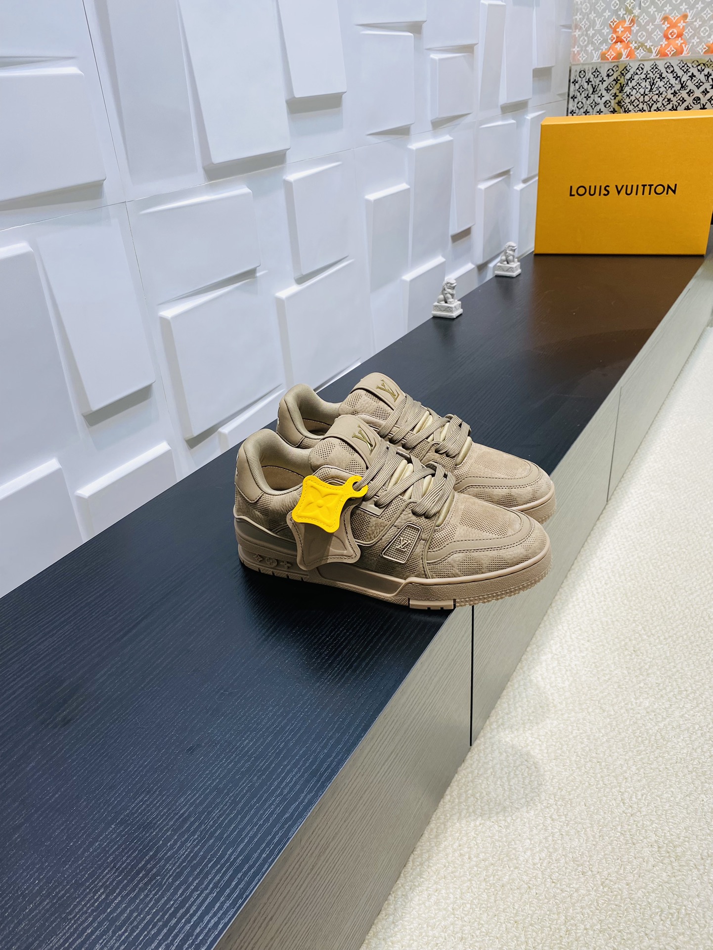 NO:246125,Top version LV Louis Vuitton L Home Donkey Trainer Series Couple Style Casual Sports Shoes Skateboard Shoes Original Purchase and Development Made Products This LV Trainer Sports Shoes are embossed with Damier pattern on the body of the shoe, which interprets the inspiration of retro basketball shoes. Multiple logos highlight the brand style. Removable Monogram floral labels and #54 logos are divided into shoelaces and rear. Delivery counter exquisite packaging. Fabric: Original custom imported cowhide Inner: Original custom breathable net Outsole: Original open mold-proof TPU combination sole Thickness: 3CM Size: Women's 35-41 / Men's 38-46, casual shoes/sports shoes, louis vuitton, louis vuitton, louis vuitton, louis vuitton, louis vuitton, louis vuitton, louis  vuitton,sneakers,cowhide19860909顶级版本 LV 路易威登L家 驴牌 Trainer系列 情侣款 休闲 运动鞋 滑板鞋 原版购入开发 做货 本款LV Trainer 运动鞋为正绒面牛皮革鞋身压印Damier图案,演绎复古篮球鞋的灵感启发.多重标识彰显品牌格调.可拆卸Monogram花卉标签与#54标识分饰鞋带与后部 配送专柜精美包装 面料: 原版定制进口牛皮 内里: 原版定制透气网里 大底: 原版开模防滑TPU组合大底 底厚: 3CM Size: 女款35-41 / 男款38-46,休闲鞋/运动鞋,louis vuitton,louis vuitton,louis vuitton,louis vuitton,sneakers,cowhide,Women's Shoes