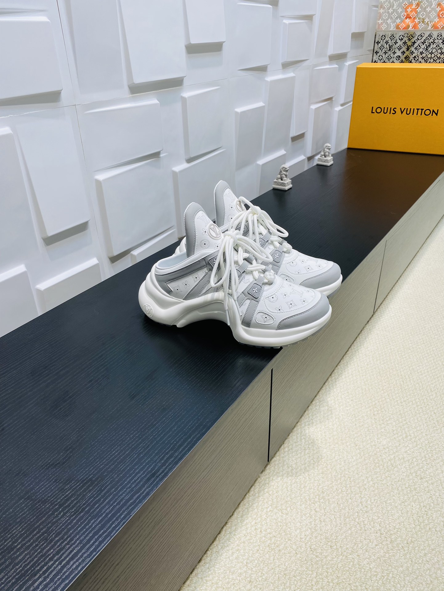 NO:246109,Top version LV Louis Vuitton Donkey Brand L Home Archlight Series Classic Dad Shoes Semi-Travel Arch Bridge Sneakers Space Shoes Original Purchase and Development Made Production This model LV Archlight exposed-heeled sneakers are made of smooth cowhide leather, craftsmanship perforated Monogram floral pattern, and the same elements are embellished with shoelace rings. The wide wavy outsole presents the LV Circle logo, slowly revealing the summer atmosphere. The delivery counter is exquisitely packaged. Fabric: original imported cowhide, original custom-made soft sheepskin lining. Sole original open mold genuine U-shaped arch bridge outsole. Sole thickness 5CM Size: women's 35-40. Dad Shoes, christian louboutin, louis vuitton, louis vuitton, louis  vuitton, louis vuitton,sneakers,cowhide,sheepskin19860909顶级版本 LV路易威登 驴牌L家Archlight系列 经典 老爹鞋 半拖 拱桥 运动鞋 太空鞋 原版购入开发 做货 本款 LV Archlight 露跟运动鞋取材光滑牛皮革,以工致穿孔描摹 Monogram 花卉图案,并以相同元素点缀鞋带圈环.宽大波浪形外底呈现 LV Circle 标识,缓缓流露夏日气息 配送专柜精美包装 面料:原版进口头层牛皮 内里原版定制柔软羊皮里 鞋底原版开模正版U型拱桥大底 底厚5CM Size:女款35-40,老爹鞋,christian louboutin,louis vuitton,louis vuitton,louis vuitton,louis vuitton,sneakers,cowhide,sheepskin,Women's Shoes