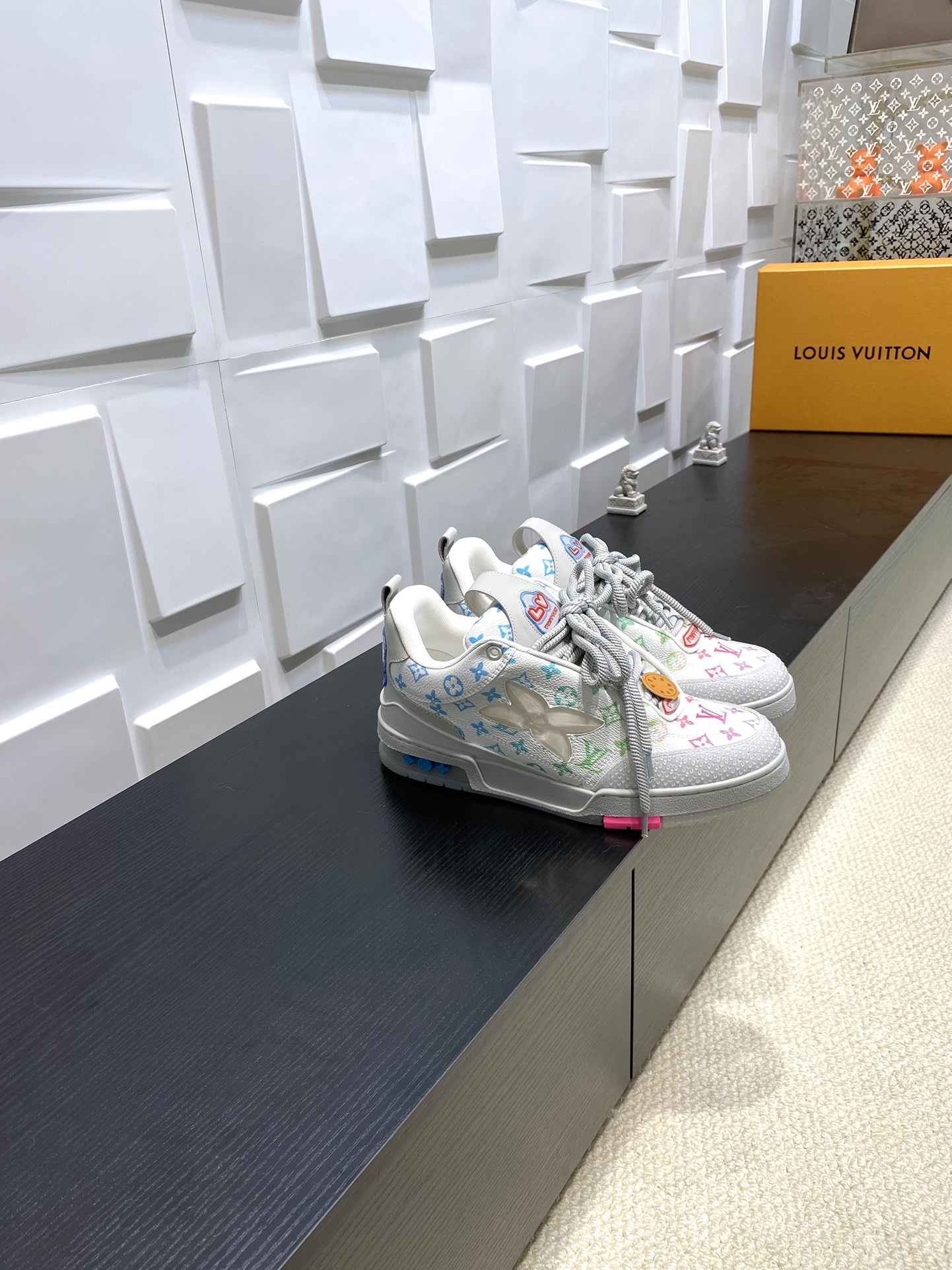 NO:246097,Top version LV donkey brand Ljia SKATE series Latest color matching Tariner sneakers, four-leaf clover, skate shoes, couples, retro basketball shoes, original purchase and development, made products This LV Skate sneakers are decorated with colorful fine nodes, echoing the seasonal leather goods and ready-to-wear series. The side of the sneaker is blooming and gradient Monogram flowers. The tongue and Mini Monogram fabric inner shirt collar show the inspiration of the 1990s skate shoes exquisite packaging for the delivery counter Fabric: original customized top layer cowhide inner lining: imported breathable net Sole: original open mold-proof TPU material, thick sole 3.5CM Size: women's 35-41 men's 38-46, casual shoes/sports shoes, louis  vuitton, louis vuitton, louis vuitton, sneakers, cowhide19860909顶级版本 LV驴牌L家SKATE 系列 最新配色 Tariner运动鞋 四叶草 滑板鞋 情侣款 复古篮球鞋 原版购入开发 做货 本款 LV Skate 运动鞋以缤纷细节点缀粒面牛皮革鞋身,呼应当季皮具与成衣系列.运动鞋侧面绽放渐变 Monogram 花卉.加衬鞋舌与 Mini Monogram 织物内衬衣领展现 1990 年代滑板鞋的灵感启发 配送专柜精美包装 面料 : 原版定制头层牛皮 内里 : 进口透气网里 鞋底 : 原版开模防滑TPU材质 底厚 3.5CM Size :女款35-41 男款38-46,休闲鞋/运动鞋,louis vuitton,louis vuitton,louis vuitton,sneakers,cowhide,Women's Shoes