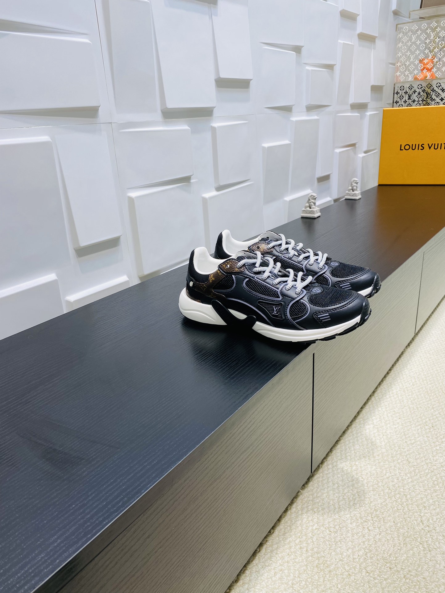 NO:266265,Top version Couple model LV Louis Vuitton L Home Donkey Brand Latest Olympia series Couple model casual shoes sports shoes running shoes This LV Olympia sports shoes combine mesh fabric with metal texture synthetic leather and other technological fabrics, reinterpreting the classic running shoe design with a neat and simple design. Light EVA outsole makes for a comfortable and flexible wearing experience. Monogram embossed and LV letters and other rich details establish recognition. Delivery counter exquisite packaging Fabric: original imported technology fabric   mesh surface Inner original customized breathable mesh Sole original open mold rubber foam material Sole thickness 3.5CM Size: women 35-41 men 38-46, casual shoes/sports shoes, louis vuitton, louis vuitton, louis vuitton, louis vuitton, louis vuitton, louis vuitton, louis  vuitton,sneakers19860909顶级版本 情侣款 LV 路易威登L家 驴牌 最新Olympia系列 情侣款 休闲鞋 运动鞋 跑鞋 本款 LV Olympia 运动鞋融合网格面料与金属质感合成皮革等科技面料,以利落简约设计重绎经典跑鞋设计.轻盈 EVA 外底成就舒弹穿着体验.Monogram 压纹与 LV 字母等丰富细节树立辨识度 配送专柜精美包装 面料:原版进口科技面料 网面 内里原版定制透气网里 鞋底原版开模橡胶发泡材质 底厚3.5CM Size:女35-41 男38-46,休闲鞋/运动鞋,louis vuitton,louis vuitton,louis vuitton,louis vuitton,sneakers,Women's Shoes