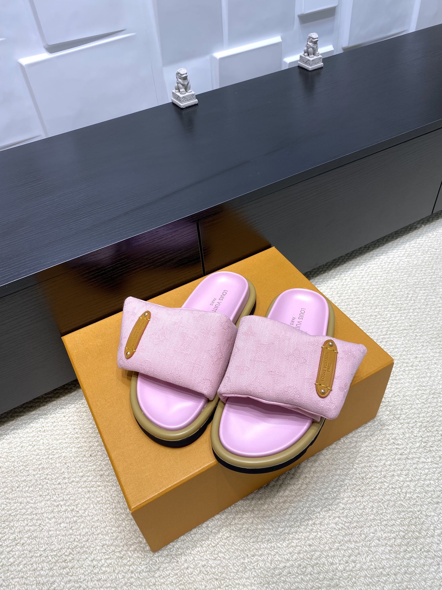 NO:266261,Aircraft Box 15 Live Shooting [Purchase Agent Level] Down Fill!  LV new style counter synchronization——Summer slippers are the soul. The latest denim tannin Poll Pillow Lazy outfit Bi Start looking forward to summer Denim Girl size, V denim tannin is back... Practical, versatile, easy to wear This time the new blue denim velcro, closed eyes, Velcro sandals, no need to worry about high instep, can be adjusted, the upper is soft, the shoes are not heavy, it is quite comfortable to wear. Size: Women 35-40 { Men 39-44 }, slippers, louis vuitton, slippers, down jacket19860909飞机盒15 实物拍摄【代购级】羽绒填充！ LV新款 专柜同步———夏天拖鞋才是灵魂. 最新牛仔丹宁Poll Pillow 慵懒感穿搭bi备 开始期待夏天 Denim Girl码住,v牛仔丹宁回归啦.... 实用,百 搭,又好穿 这次新出的蓝色牛仔魔术贴,闭眼 上 了,魔术贴凉拖,脚背高也不用担心,可以调 节,鞋面比较软的,鞋子也不算重,穿起来蛮舒 服. Size:女35—40｛男39-44｝,拖鞋,louis vuitton,slippers,down jacket,Women's Shoes