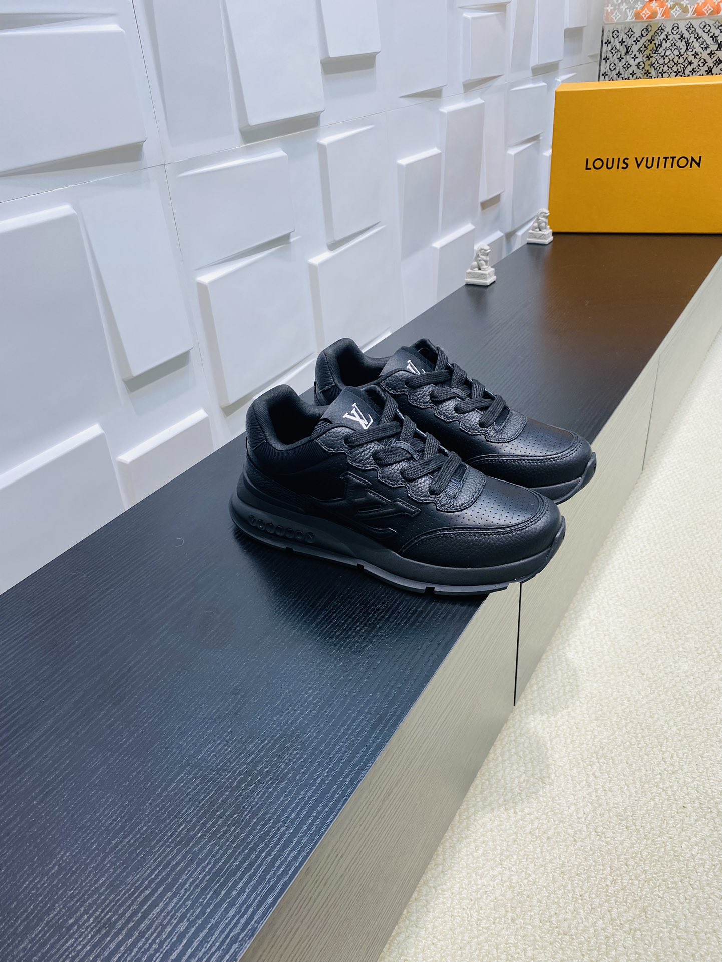 NO:266258,Top version LV Louis Vuitton Ljiadou brand Latest Classic series Thick sole casual sneakers Original purchase and development Made this Classic sneakers debuted in the men's series in 2025. It is designed with smooth cowhide leather and can easily incorporate various shapes. Attention LV letters marked on the side of the shoe, light rubber outsole embellished with Vuitton logo exquisite packaging for delivery counter Original custom imported top layer cowhide inner original imported breathable net Sole original open mold rubber foam material Sole thickness 4CM Size: women's 35-40 men's 38-46, casual shoes/sports shoes, christian louboutin, louis vuitton, louis vuitton, louis vuitton, louis vuitton, louis vuitton, louis vuitton, louis  vuitton,sneakers,cowhide19860909顶级版本 LV 路易威登 L家驴牌 最新Classic系列 厚底 休闲 运动鞋 原版购入开发 做货 这款Classic 运动鞋于 2025 秋冬男士系列初次亮相,以光滑牛皮革塑造考究设计,可轻松融入各式造型.瞩目 LV 字母标注鞋侧,轻盈橡胶外底点缀 Vuitton 标识 配送专柜精美包装 面料原版定制进口头层牛皮 内里原版进口透气网里 鞋底原版开模橡胶发泡材质 底厚4CM Size:女款35-40 男款38-46,休闲鞋/运动鞋,christian louboutin,louis vuitton,louis vuitton,louis vuitton,louis vuitton,sneakers,cowhide,Women's Shoes