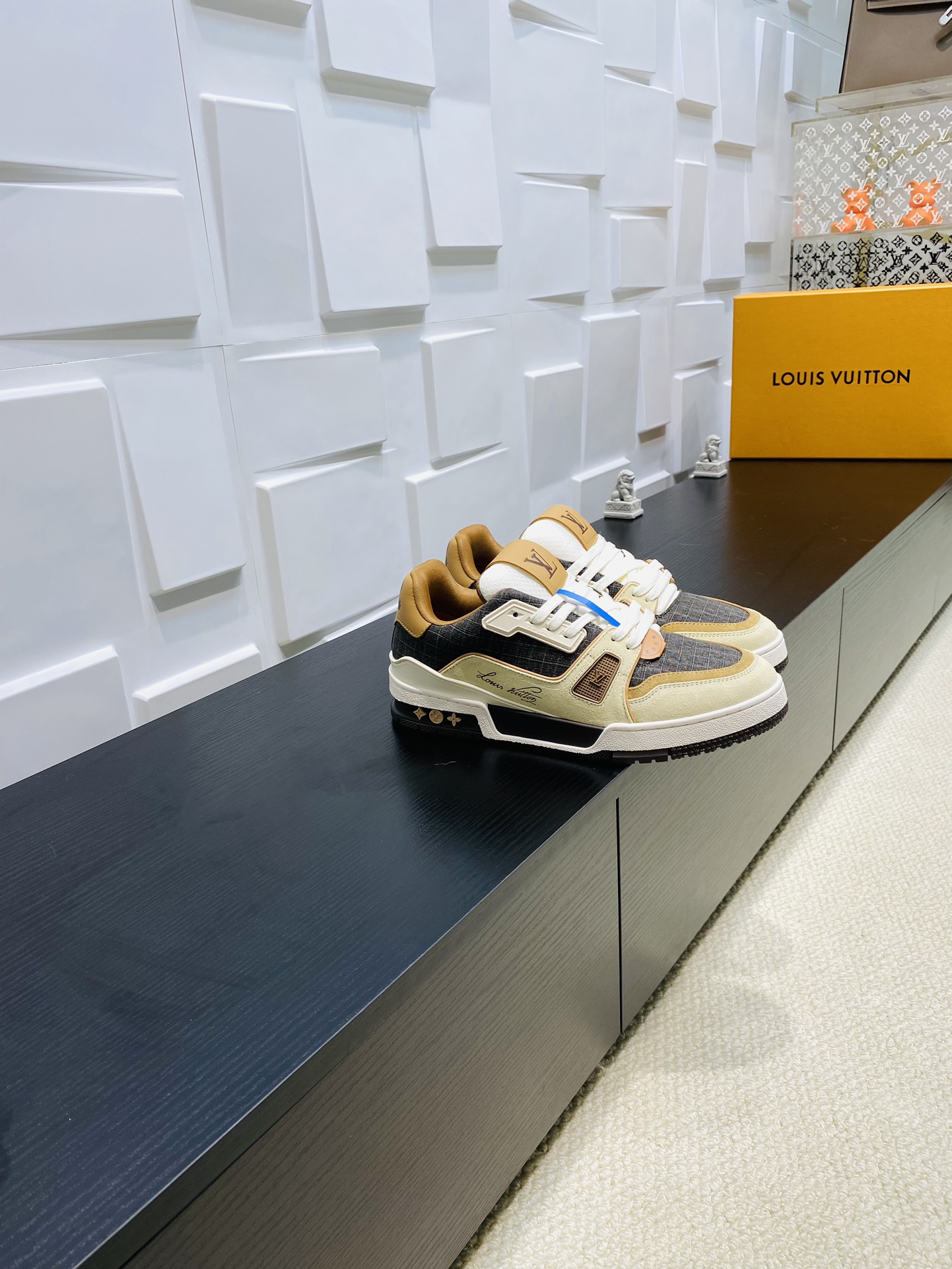 NO:266259,Top version LV Louis Vuitton L Home Donkey Trainer Series Couple Style Casual Sports Shoes Skateboard Shoes Original Purchase and Development Made Production This pair of LV Trainer Sports Shoes is made of a blend of technical materials with waterproof properties. The carefully crafted upper is famous for its many iconic details, including Louis Vuitton and #54 presented in handwriting, referring to 1854. Delivery counter exquisite packaging Fabric: Original custom imported cowhide Inner: Original custom breathable mesh Outsole Original open mold anti-slip TPU combination sole Sole thickness: 3 cm Size women's 35-41 / Men's 38-46, casual shoes/sports shoes, louis vuitton, louis vuitton, louis vuitton, louis vuitton, louis vuitton, louis vuitton, louis vuitton, louis vuitton, louis vuitton, louis vuitton, louis vuitton, louis vuitton, louis vuitton, sneakers, cowhide19860909顶级版本 LV 路易威登L家 驴牌 Trainer系列 情侣款 休闲 运动鞋 滑板鞋 原版购入开发 做货 这双LV Trainer运动鞋采用具有防水性能的技术材料混纺而成.精心制作的鞋面以其众多标志性细节而闻名, 包括以手写体呈现的路易威登和#54,指的是1854年. 配送专柜精美包装 面料: 原版定制进口牛皮 内里: 原版定制透气网里 大底原版开模防滑TPU组合大底 底厚: 3厘米 尺码女款35-41 / 男款38-46,休闲鞋/运动鞋,louis vuitton,louis vuitton,louis vuitton,louis vuitton,sneakers,cowhide,Women's Shoes