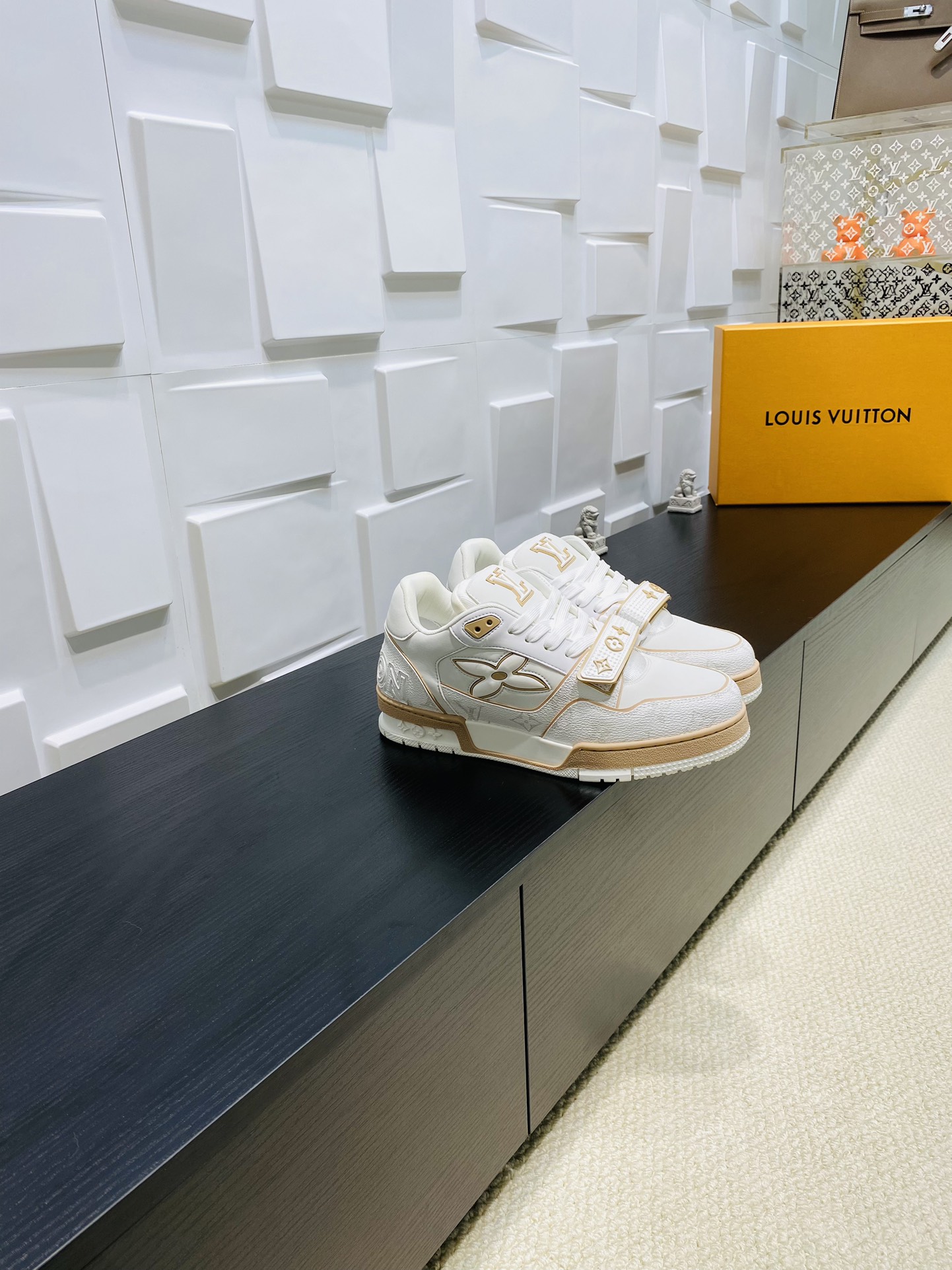 NO:387535,Top version of LV Trainer sneakers, reinterpreting the classic LV Trainer sneakers. Monogram denim upper with calf leather trim shows the encounter between elegant art and avant-garde trends, and has a unique influence in the industry. Exclusive custom cowhide 1:1 All edge cutting tips are processed and coated according to the original steps. Exclusive private mold Vuitton logo, shoelace row Customized silky mesh TPU is combined into a sole wear-resistant, non-slip, and yellow. The original mold opening sole is also hidden deep in Monogram flowers. The process of full computer needle and car pulling wire. Toe, back cover, hot and cold processing and shaping. Full set of pull-up sleeves. Size number for women 35-40, men 38-45, 38.45 customization, casual shoes/sports shoes, louis vuitton, sneakers, cowhide19860909顶级版本 LV Trainer 运动鞋,重新演绎经典 LV Trainer 运动鞋.Monogram 牛仔布鞋面搭配小牛皮革饰边,展现高雅艺术和前卫潮流的相遇,在业界具有独树一帜的影响力. 独家定制牛皮1:1 所有切边口都按照原版的步骤加工涂边 独家私模Vuitton 标识,鞋带排 定制丝滑网里 TPU组合成底耐磨防滑防黄 原版开模大底也深藏着Monogram 花卉 流程全电脑针车拉线.鞋头,后套,冷热加工定型.全套拉帮套楦. 码数女35-40,男38-45,38.45定制,休闲鞋/运动鞋,louis vuitton,sneakers,cowhide,Women's Shoes