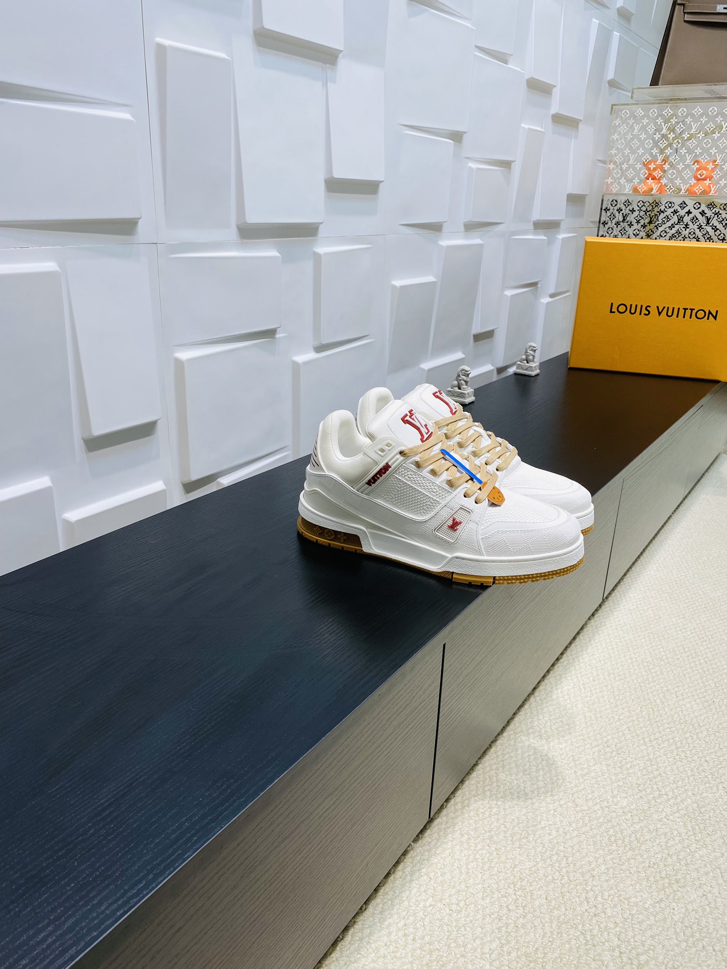 NO:391510,Top version LV Louis Vuitton L Home Donkey Trainer Series Couple Style Casual Sports Shoes Skateboard Shoes This LV Trainer Sports Shoes Continue to the classic design with soft Damier embossed cowhide leather. Metal end leather laces illuminate the elegant shoe body, contrasting LV letters and Vuitton logo add brand strokes, and the technology rubber outsole jumps into Monogram flowers. Delivery counter exquisite packaging Fabric: Original custom imported cowhide Inner: Original custom breathable net Outsole Original open mold anti-slip TPU combination sole Sole Thickness: 3 cm Size Women's 35-41 / Men's 38-46, casual shoes/sports shoes, louis vuitton, louis vuitton, louis vuitton, louis vuitton, louis vuitton, louis vuitton, louis  vuitton,sneakers,cowhide19860909顶级版本 LV 路易威登L家 驴牌 Trainer系列 情侣款 休闲 运动鞋 滑板鞋 本款 LV Trainer运动鞋以柔软Damier压纹牛皮革续写经典设计.金属端头皮革鞋带点亮雅致鞋身,撞色LV字母和 Vuitton标识增添品牌笔触,科技橡胶外底跃现Monogram 花卉. 配送专柜精美包装 面料: 原版定制进口牛皮 内里: 原版定制透气网里 大底原版开模防滑TPU组合大底 底厚: 3厘米 尺码女款35-41 / 男款38-46,休闲鞋/运动鞋,louis vuitton,louis vuitton,louis vuitton,louis vuitton,sneakers,cowhide,Women's Shoes