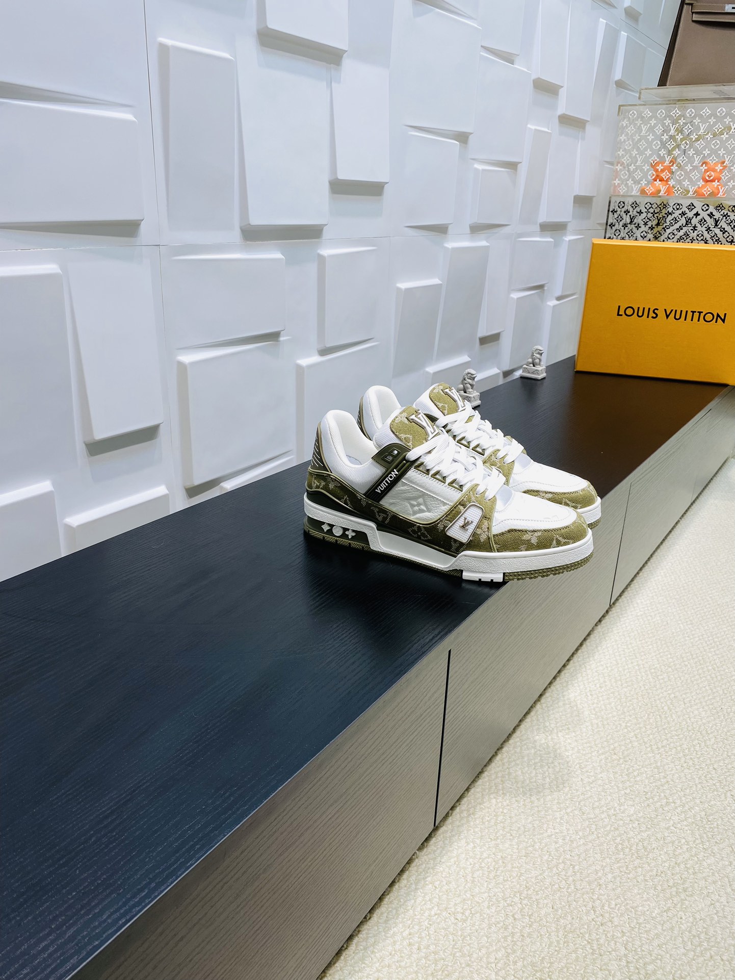 NO:391516,Top version LV Louis Vuitton L Home Donkey Trainer Series Couple Style Casual Sports Shoes Skateboard Shoes This LVTrainer Sports Shoes spliced ​​with Monogram denim and Monogram grain cowhide leather, setting off the complex structure with contrast of color and texture, reinventing the original configuration created by Virgil Abloh. The rubber LV letters and Vuitton logo are rich in details, and the rubber outsole perfects the overall. The delivery counter is exquisitely packaged Fabric: Original custom imported cowhide Inner: Original custom breathable net Outsole Original open mold anti-slip TPU combination sole Sole thickness: 3 cm Size women's 35-41 / Men's 38-46, casual shoes/sports shoes, louis vuitton, louis vuitton, louis  vuitton, louis vuitton,sneakers,cowhide19860909顶级版本 LV 路易威登L家 驴牌 Trainer系列 情侣款 休闲 运动鞋 滑板鞋 本款 LVTrainer 运动鞋拼接Monogram丹宁布和 Monogram 粒面牛皮革,以色彩和质感反差烘托繁复结构,焕新演绎Virgil Abloh打造的原版构型.橡胶LV字母和Vuitton标识丰富细节,橡胶外底完善整体. 配送专柜精美包装 面料: 原版定制进口牛皮 内里: 原版定制透气网里 大底原版开模防滑TPU组合大底 底厚: 3厘米 尺码女款35-41 / 男款38-46,休闲鞋/运动鞋,louis vuitton,louis vuitton,louis vuitton,louis vuitton,sneakers,cowhide,Women's Shoes