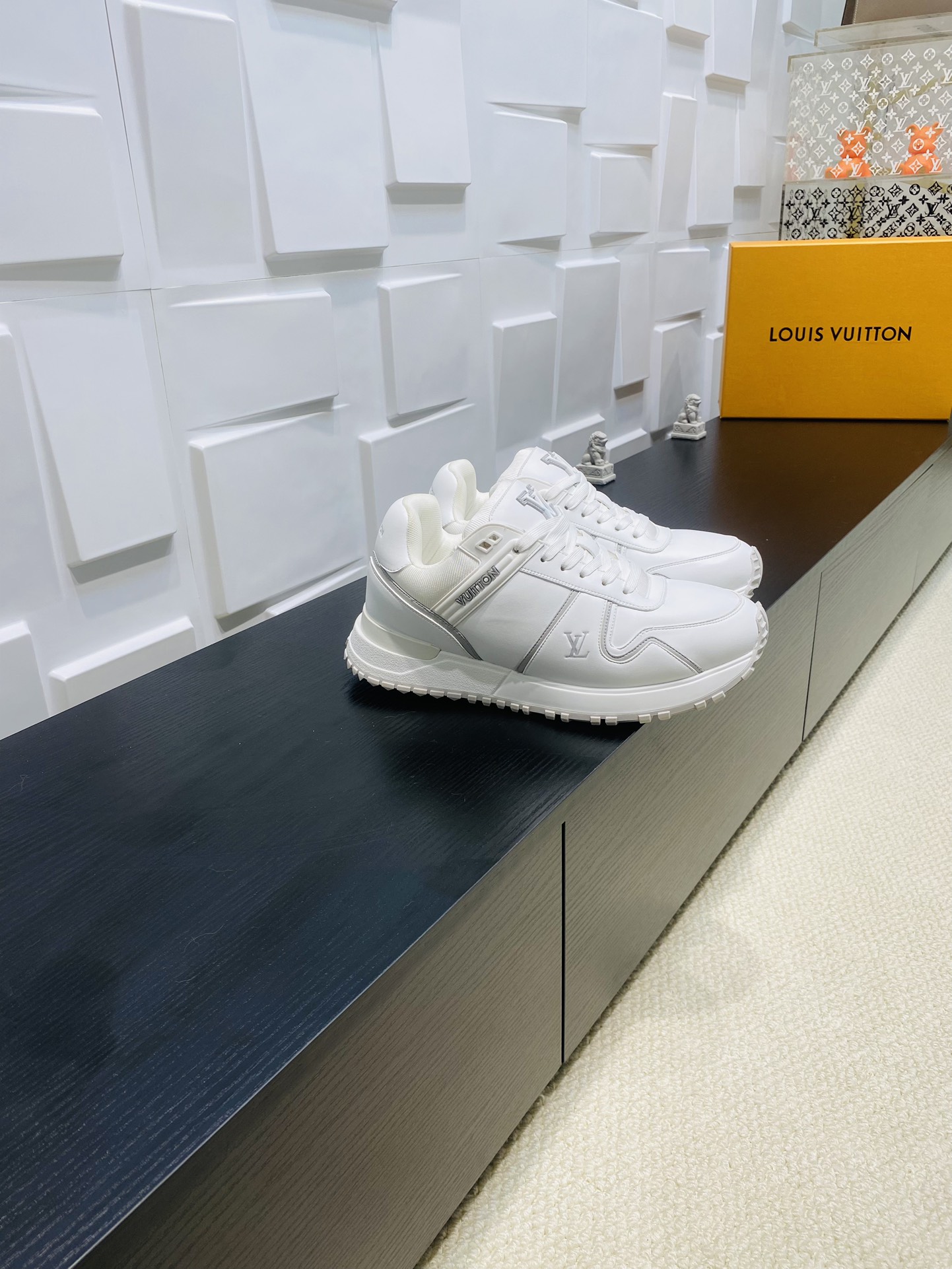 NO:423636,Top version LV Louis Vuitton L Home Latest Run Away Maxi Series Fat Ding Couple Style Thick Sole Casual Sports Shoes Original Purchase and Development Making Products Run Away Maxi Sports Shoes debuted in the early autumn series of 2025, continuing the iconic design of Run Away Sports Shoes with large versions. The smooth cowhide upper is integrated with contrasting color LV letters and Vuitton logo, light rubber wedge outsole citing running shoes configuration, exquisite packaging for delivery counter Fabric: Original custom imported top layer cowhide Inner: Original custom breathable net Outsole: Original open mold TPU combination sole Thickness: 3.5CM Size: Women's 35-40 / Men's 38-45, casual shoes/sports shoes, louis  vuitton, louis vuitton, louis vuitton, louis vuitton, sneakers, cowhide19860909顶级版本 LV路易威登 L家 驴牌最新Run Away Maxi系列 胖丁 情侣款 厚底 休闲 运动鞋 原版购入开发 做货 Run Away Maxi 运动鞋初次亮相于 2025 早秋系列,以大号版本延续 Run Away 运动鞋的标志性设计.光滑牛皮革鞋面融入撞色 LV 字母和 Vuitton 标识,轻盈橡胶坡跟外底援引跑鞋构型 配送专柜精美包装 面料: 原版定制进口头层牛皮 内里: 原版定制透气网里 大底: 原版开模TPU组合大底 底厚: 3.5CM Size: 女款35-40 / 男款38-45,休闲鞋/运动鞋,louis vuitton,louis vuitton,louis vuitton,louis vuitton,sneakers,cowhide,Women's Shoes