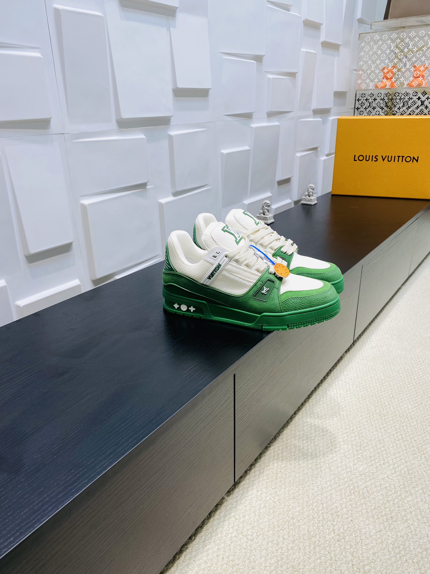 NO:423542,LV Louis Vuitton L Home Donkey Trainer Series Couple Style Casual Sports Shoes Skateboard Shoes This LV Trainer Sports Shoes combines mesh fabric and grained suede, and cleverly shows the inspiration of retro basketball shoes in detail with the contrast of the colour and material of the upper. The rubber LV letters and Vuitton logo perfectly combine the overall delivery counter with exquisite packaging Fabric: Original custom imported cowhide Inner: Original custom breathable mesh Outsole Original open mold-proof TPU combination sole Thickness: 3cm Size Women's 35-41 / Men's 38-46, casual shoes/sports shoes, louis vuitton, louis vuitton, louis vuitton, louis vuitton, louis vuitton, louis vuitton, louis vuitton, louis vuitton, louis vuitton, louis vuitton, louis vuitton, louis vuitton, louis vuitton, louis vuitton, louis vuitton, louis vuitton, louis vuitton, louis vuitton, louis vuitton, louis vuitton, louis vuitton, louis vuitton, sneakers, cowhide19860909LV 路易威登L家 驴牌 Trainer系列 情侣款 休闲 运动鞋 滑板鞋 本款 LV Trainer 运动鞋糅合网格面料和粒面正绒面革,于考究鞋面碰撞色彩与材质反差,巧妙展现复古篮球鞋的灵感启发.橡胶LV字母与 Vuitton 标识完善整体 配送专柜精美包装 面料: 原版定制进口牛皮 内里: 原版定制透气网里 大底原版开模防滑TPU组合大底 底厚: 3cm Size女款35-41 / 男款38-46,休闲鞋/运动鞋,louis vuitton,louis vuitton,louis vuitton,louis vuitton,sneakers,cowhide,Women's Shoes