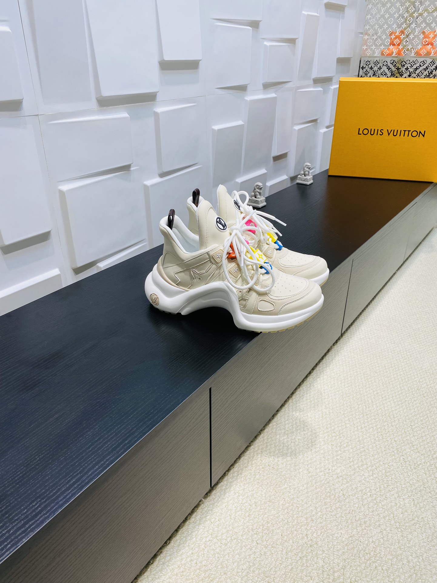 NO:423625,Top version LV Louis Vuitton Donkey Brand L Home Archlight Series Classic Dad Shoes Semi-Travel Arch Bridge Sneakers Space Shoes Original Purchase and Development Made Production This model LV Archlight exposed-heeled sneakers are made of smooth cowhide leather, craftsmanship perforated Monogram floral pattern, and the same elements are embellished with shoelace rings. The wide wavy outsole presents the LV Circle logo, slowly revealing the summer atmosphere. The delivery counter is exquisitely packaged. Fabric: original imported cowhide, original custom soft sheepskin lining. Sole original open mold genuine U-shaped arch bridge outsole. Sole thickness 5CM Size: women's 35-40, dad shoes, louis vuitton, louis vuitton, louis vuitton, louis vuitton, louis vuitton, louis  vuitton,sneakers,cowhide,sheepskin19860909顶级版本 LV路易威登 驴牌L家Archlight系列 经典 老爹鞋 半拖 拱桥 运动鞋 太空鞋 原版购入开发 做货 本款 LV Archlight 露跟运动鞋取材光滑牛皮革,以工致穿孔描摹 Monogram 花卉图案,并以相同元素点缀鞋带圈环.宽大波浪形外底呈现 LV Circle 标识,缓缓流露夏日气息 配送专柜精美包装 面料:原版进口头层牛皮 内里原版定制柔软羊皮里 鞋底原版开模正版U型拱桥大底 底厚5CM Size:女款35-40,老爹鞋,louis vuitton,louis vuitton,louis vuitton,louis vuitton,sneakers,cowhide,sheepskin,Women's Shoes