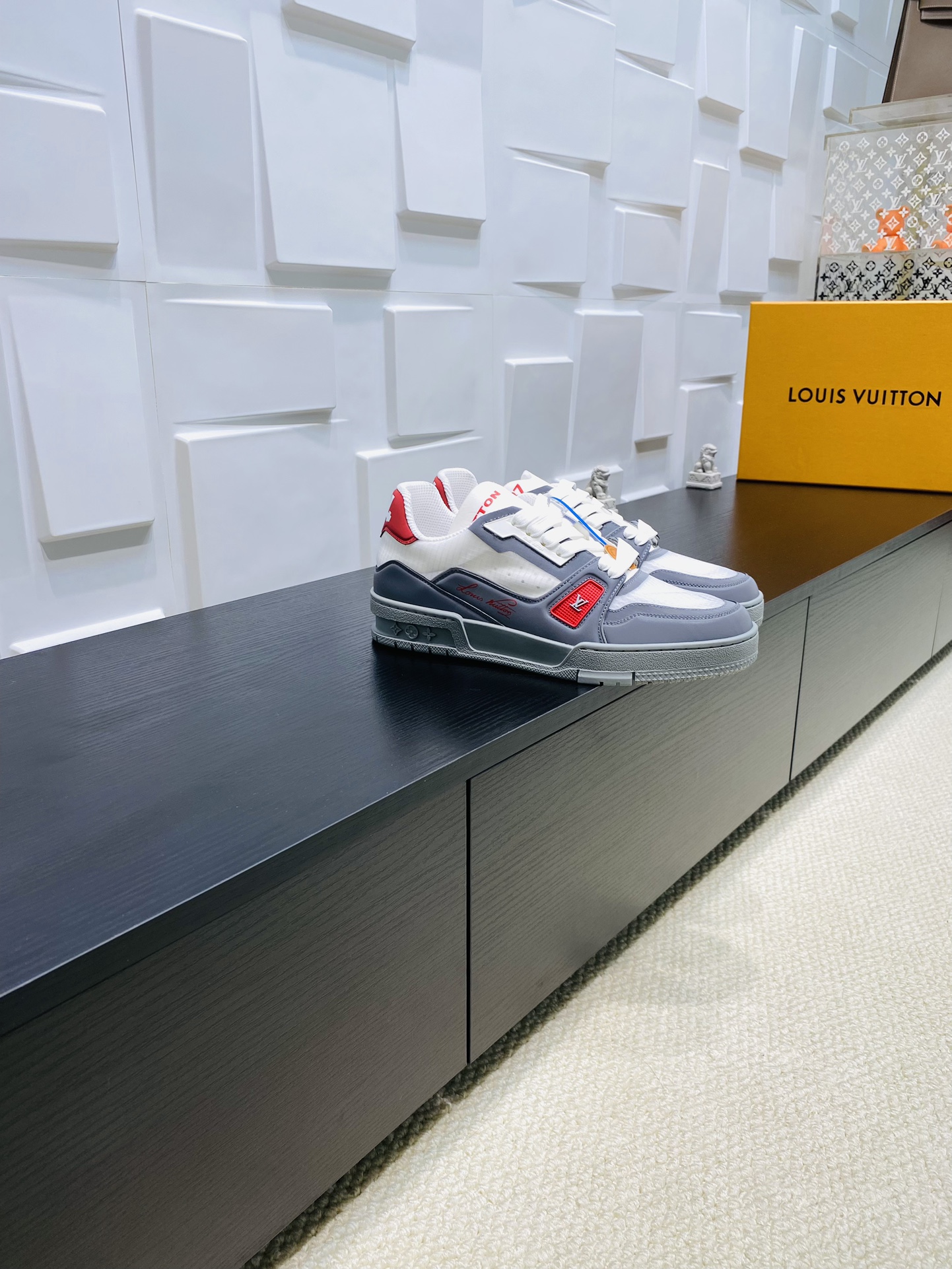 NO:408020,Top version LV TARINE Louis Vuitton Donkey Brand L Home Couple Style Casual Sports Shoes Skateboard Shoes Original Purchase and Development Made Products This model LV Trainer Sports Shoes draw inspiration from retro basketball shoes, using mixed technology materials uppers and side handwritten Louis Vuitton logos to highlight the eye-catching style. Rubber outsole upgrades grip. Delivery counter exquisite packaging Fabric: Original custom imported top layer cowhide Inner: Original custom breathable net Outsole: Original open mold-proof TPU combination sole Thickness: 3CM Size: Women 35-40 Men 38-46, casual shoes/sports shoes, louis vuitton, louis vuitton, louis vuitton, louis vuitton, louis vuitton, louis vuitton, louis vuitton, louis vuitton, louis vuitton, louis vuitton, louis vuitton, louis vuitton, louis vuitton, louis vuitton, sneakers, cowhide19860909顶级版本 LV TARINE路易威登 驴牌 L家 情侣款 休闲 运动鞋 滑板鞋 原版购入开发 做货 本款 LV Trainer 运动鞋向复古篮球鞋汲取灵感,以混合科技材质鞋面和侧面手写体路易威登标识彰显瞩目风范.橡胶外底升级抓地力 配送专柜精美包装 面料: 原版定制进口头层牛皮 内里: 原版定制透气网里 大底: 原版开模防滑TPU组合大底 底厚: 3CM Size: 女 35-40男38-46,休闲鞋/运动鞋,louis vuitton,louis vuitton,louis vuitton,louis vuitton,sneakers,cowhide,Women's Shoes