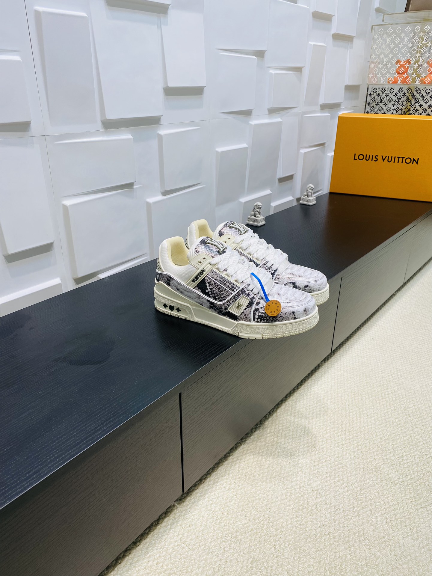 NO:423549,Top version P【Snake Pattern】men's shoes LV TARINE Louis Vuitton x Tyler Co-branded Donkey Brand L Home Embossed Couple Model Casual Sports Shoes Skateboard Shoes Original Purchase and Development Louis Vuitton x Tyler Cooperation Series Launches LV Trainer Sports Shoes, Continuing Virgil Abloh's classic design based on retro basketball shoes. The cowhide upper is integrated with Craggy Monogram embossed and Louis Vuitton logo to show Tyler's interesting reconstruction of Monogram patterns and brand elements. Exquisite packaging of the delivery counter Fabric: Original custom-made top layer cowhide Inner: Original custom breathable net Outsole: Original open-mode two-color TPU combination sole Sole thickness: 3CM Size:  Men's 38-46, casual shoes/sports shoes, louis vuitton, louis vuitton, louis vuitton, louis vuitton, louis vuitton, sneakers, cowhide19860909顶级版本P【蛇纹】男鞋 LV TARINE路易威登x Tyler 联名款 驴牌 L家 压花 情侣款 休闲 运动鞋 滑板鞋 原版购入开发 路易威登 x Tyler 合作系列推出 LV Trainer 运动鞋,延续 Virgil Abloh 基于复古篮球鞋创作的经典设计.牛皮革鞋面融入 Craggy Monogram 压纹和路易威登标识,展现 Tyler 对 Monogram 图案和品牌元素的趣味重构 配送专柜精美包装 面料: 原版定制头层牛皮 内里: 原版定制透气网里 大底: 原版开模双色TPU组合大底 底厚: 3CM Size: 男款38-46,休闲鞋/运动鞋,louis vuitton,louis vuitton,louis vuitton,louis vuitton,sneakers,cowhide,Women's Shoes