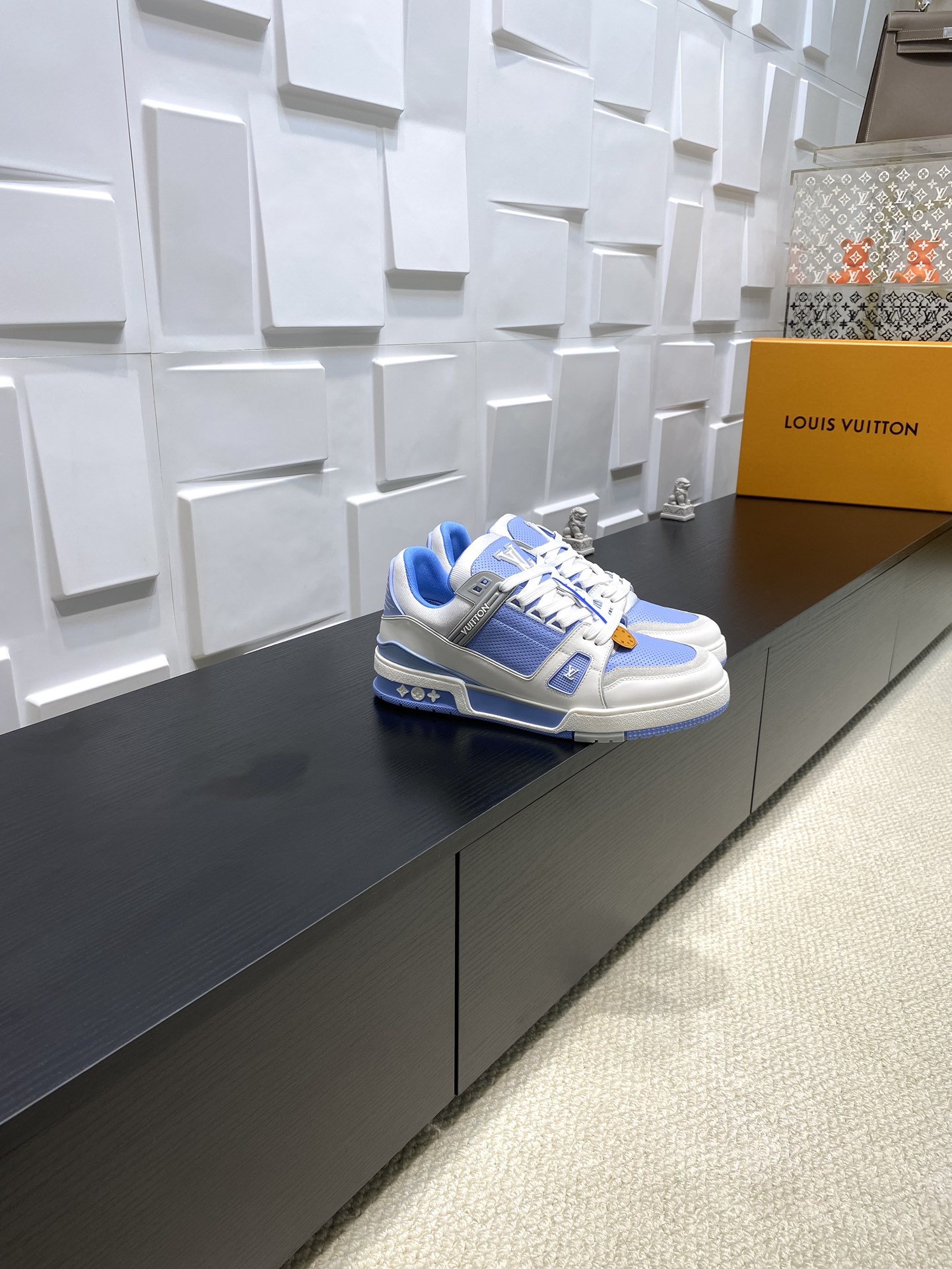 NO:423558,LV TARINE Louis Vuitton x Tyler Co-branded Donkey Brand L Home Embossed Couple Model Casual Sports Shoes Skateboard Shoes Original Purchase and Development Louis Vuitton x Tyler Co-operated series launches LV Trainer Sports Shoes, continuing Virgil Abloh's classic design based on retro basketball shoes. The cowhide upper is integrated with Craggy Monogram embossed and Louis Vuitton logo to show Tyler's interesting reconstruction of Monogram patterns and brand elements. Exquisite packaging of the delivery counter Fabric: Original custom-made top layer cowhide Inner: Original custom breathable net Outsole: Original open-mode two-color TPU combination sole Sole thickness: 3CM Size: Women's model 35-40  Men's 38-46, casual shoes/sports shoes, louis vuitton, louis vuitton, louis vuitton, louis vuitton, louis vuitton, sneakers, cowhide19860909LV TARINE路易威登x Tyler 联名款 驴牌 L家 压花 情侣款 休闲 运动鞋 滑板鞋 原版购入开发 路易威登 x Tyler 合作系列推出 LV Trainer 运动鞋,延续 Virgil Abloh 基于复古篮球鞋创作的经典设计.牛皮革鞋面融入 Craggy Monogram 压纹和路易威登标识,展现 Tyler 对 Monogram 图案和品牌元素的趣味重构 配送专柜精美包装 面料: 原版定制头层牛皮 内里: 原版定制透气网里 大底: 原版开模双色TPU组合大底 底厚: 3CM Size: 女款35-40 男38-46,休闲鞋/运动鞋,louis vuitton,louis vuitton,louis vuitton,louis vuitton,sneakers,cowhide,Women's Shoes