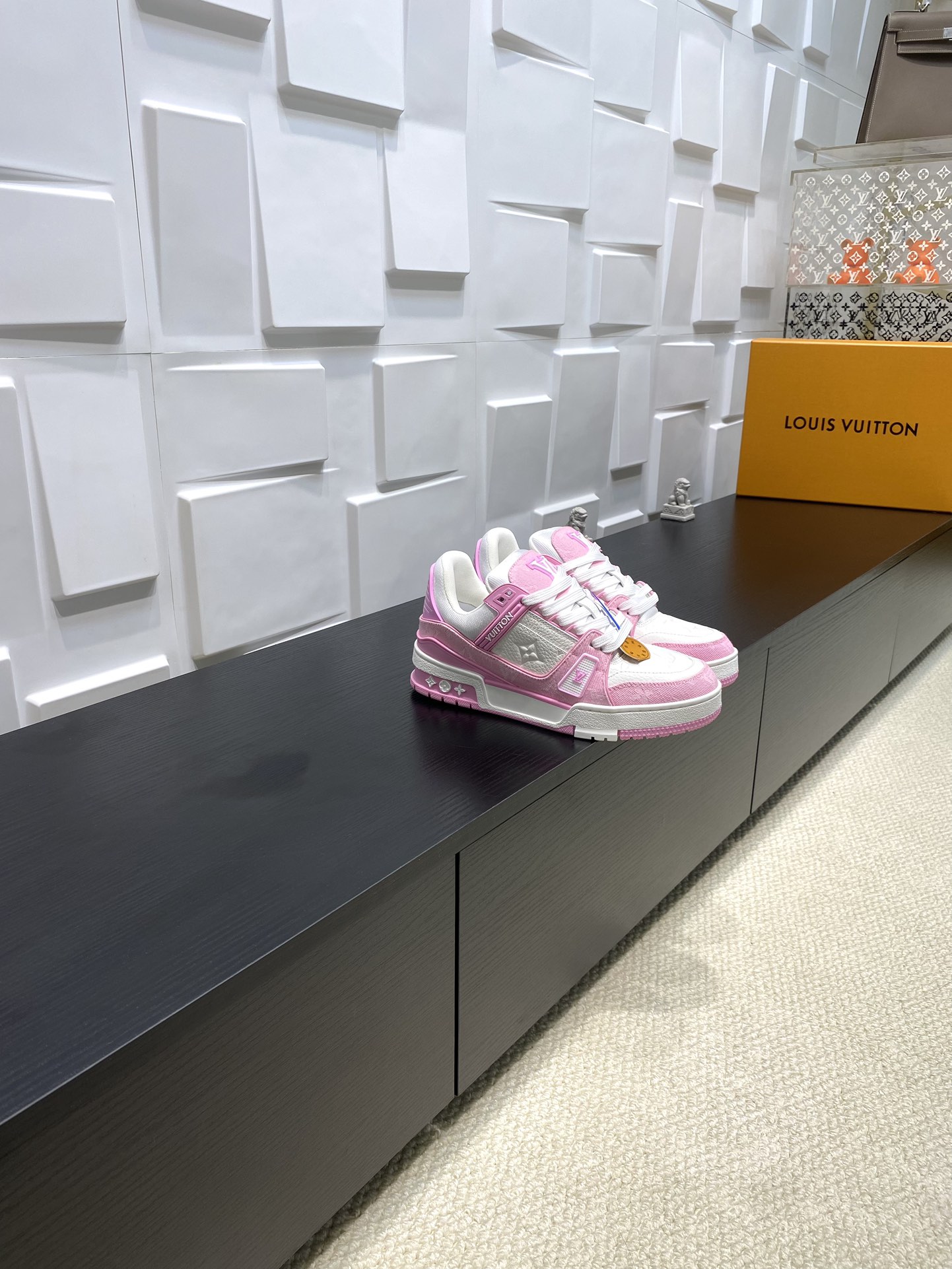 NO:423567,LV TARINE Louis Vuitton x Tyler Co-branded Donkey Brand L Home Embossed Couple Model Casual Sports Shoes Skateboard Shoes Original Purchase and Development Louis Vuitton x Tyler Co-operated series launches LV Trainer Sports Shoes, continuing Virgil Abloh's classic design based on retro basketball shoes. The cowhide upper is integrated with Craggy Monogram embossed and Louis Vuitton logo to show Tyler's interesting reconstruction of Monogram patterns and brand elements. Exquisite packaging of the delivery counter Fabric: Original custom-made top layer cowhide Inner: Original custom breathable net Outsole: Original open-mode two-color TPU combination sole Sole thickness: 3CM Size:  Women's 35-40, casual shoes/sports shoes, louis vuitton, louis vuitton, louis vuitton, louis vuitton, louis vuitton, sneakers, cowhide19860909LV TARINE路易威登x Tyler 联名款 驴牌 L家 压花 情侣款 休闲 运动鞋 滑板鞋 原版购入开发 路易威登 x Tyler 合作系列推出 LV Trainer 运动鞋,延续 Virgil Abloh 基于复古篮球鞋创作的经典设计.牛皮革鞋面融入 Craggy Monogram 压纹和路易威登标识,展现 Tyler 对 Monogram 图案和品牌元素的趣味重构 配送专柜精美包装 面料: 原版定制头层牛皮 内里: 原版定制透气网里 大底: 原版开模双色TPU组合大底 底厚: 3CM Size: 女款35-40,休闲鞋/运动鞋,louis vuitton,louis vuitton,louis vuitton,louis vuitton,sneakers,cowhide,Women's Shoes