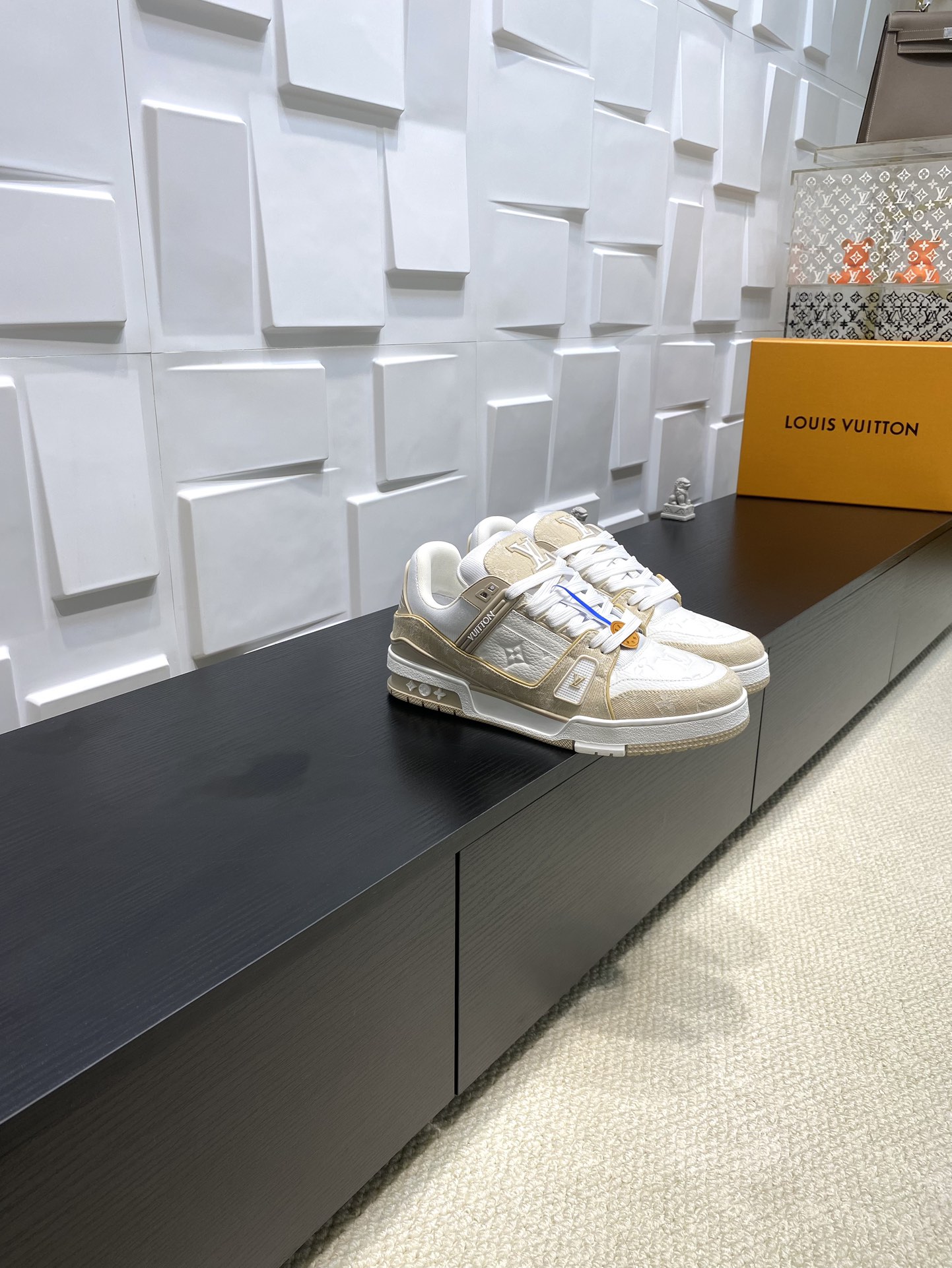 NO:423575,LV TARINE Louis Vuitton x Tyler Co-branded Donkey Brand L Home Embossed Couple Model Casual Sports Shoes Skateboard Shoes Original Purchase and Development Louis Vuitton x Tyler Co-operated series launches LV Trainer Sports Shoes, continuing Virgil Abloh's classic design based on retro basketball shoes. The cowhide upper is integrated with Craggy Monogram embossed and Louis Vuitton logo to show Tyler's interesting reconstruction of Monogram patterns and brand elements. Exquisite packaging of the delivery counter Fabric: Original custom-made top layer cowhide Inner: Original custom breathable net Outsole: Original open-mode two-color TPU combination sole Sole thickness: 3CM Size: Women's model 35-40  Men's 38-46, casual shoes/sports shoes, louis vuitton, louis vuitton, louis vuitton, louis vuitton, louis vuitton, sneakers, cowhide19860909LV TARINE路易威登x Tyler 联名款 驴牌 L家 压花 情侣款 休闲 运动鞋 滑板鞋 原版购入开发 路易威登 x Tyler 合作系列推出 LV Trainer 运动鞋,延续 Virgil Abloh 基于复古篮球鞋创作的经典设计.牛皮革鞋面融入 Craggy Monogram 压纹和路易威登标识,展现 Tyler 对 Monogram 图案和品牌元素的趣味重构 配送专柜精美包装 面料: 原版定制头层牛皮 内里: 原版定制透气网里 大底: 原版开模双色TPU组合大底 底厚: 3CM Size: 女款35-40 男38-46,休闲鞋/运动鞋,louis vuitton,louis vuitton,louis vuitton,louis vuitton,sneakers,cowhide,Women's Shoes