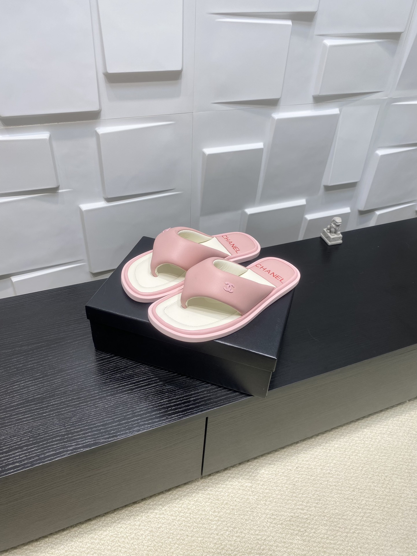 NO:446234,Chanel new summer bread slippers, flip-flops, foot-clip beach sandals, Xiaoxiang summer hot-selling bread slippers, irresistible cuteness!  Macaron ice cream color combination and fat body shape are like stepping on bread or clouds, with a super strong sense of wrapping!  Fabric: Original custom super soft mixed-bred sheepskin Inner: Original custom super soft mixed-bred sheepskin Exclusive mold opening ultra light wear-resistant velvet outsole Size: 35-40, 41 custom, split-toe shoes, chanel, sandals, slippers, sheepskin19860909Chanel 夏季新款面包拖鞋 人字拖 夹脚沙滩凉鞋 小香夏季爆款 面包拖鞋 无法抗拒的可爱！马卡龙 冰淇淋配色加上胖墩墩的体型 就像踩在面包 踩在云朵上 超级强烈的包裹感！ 面料:原版定制超软混种羊皮 内里:原版定制超软混种羊皮 鞋底独家开模超轻耐磨绒大底 码数: 35-40,41定,分趾鞋,chanel,sandals,slippers,sheepskin,Women's Shoes