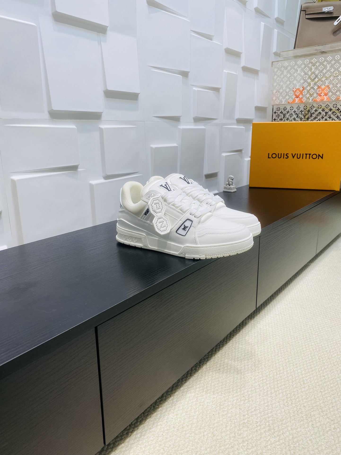 NO:446226,This LV Trainer sneakers greets Pharrell Williams and Nigo at the 2025 men's clothing show, using craftsmanship studs as smooth cowhide leather uppers to embellish the first letter labels of the two designers, which complement the portrait patterns at the rear. The rubber LV letters and Vuitton logo perfectly highlight the design. The delivery counter is exquisitely packaged. Fabric: original custom top layer cowhide inner: original custom breathable net outsole: original open mold two-color TPU combination sole thickness: 3CM Size: women's 35-40 men's 38-46, casual shoes/sports shoes, louis vuitton, sneakers, cowhide19860909本款 LV Trainer 运动鞋致意 Pharrell Williams 与 Nigo 在 2025 秋冬男装秀场的联袂合作,以工致饰钉为光滑牛皮革鞋面点缀两位设计师的首字母标签,与后部的肖像图案相映成趣.橡胶 LV 字母和 Vuitton 标识完善瞩目设计 配送专柜精美包装 面料: 原版定制头层牛皮 内里: 原版定制透气网里 大底: 原版开模双色TPU组合大底 底厚: 3CM Size: 女款35-40 男38-46,休闲鞋/运动鞋,louis vuitton,sneakers,cowhide,Women's Shoes