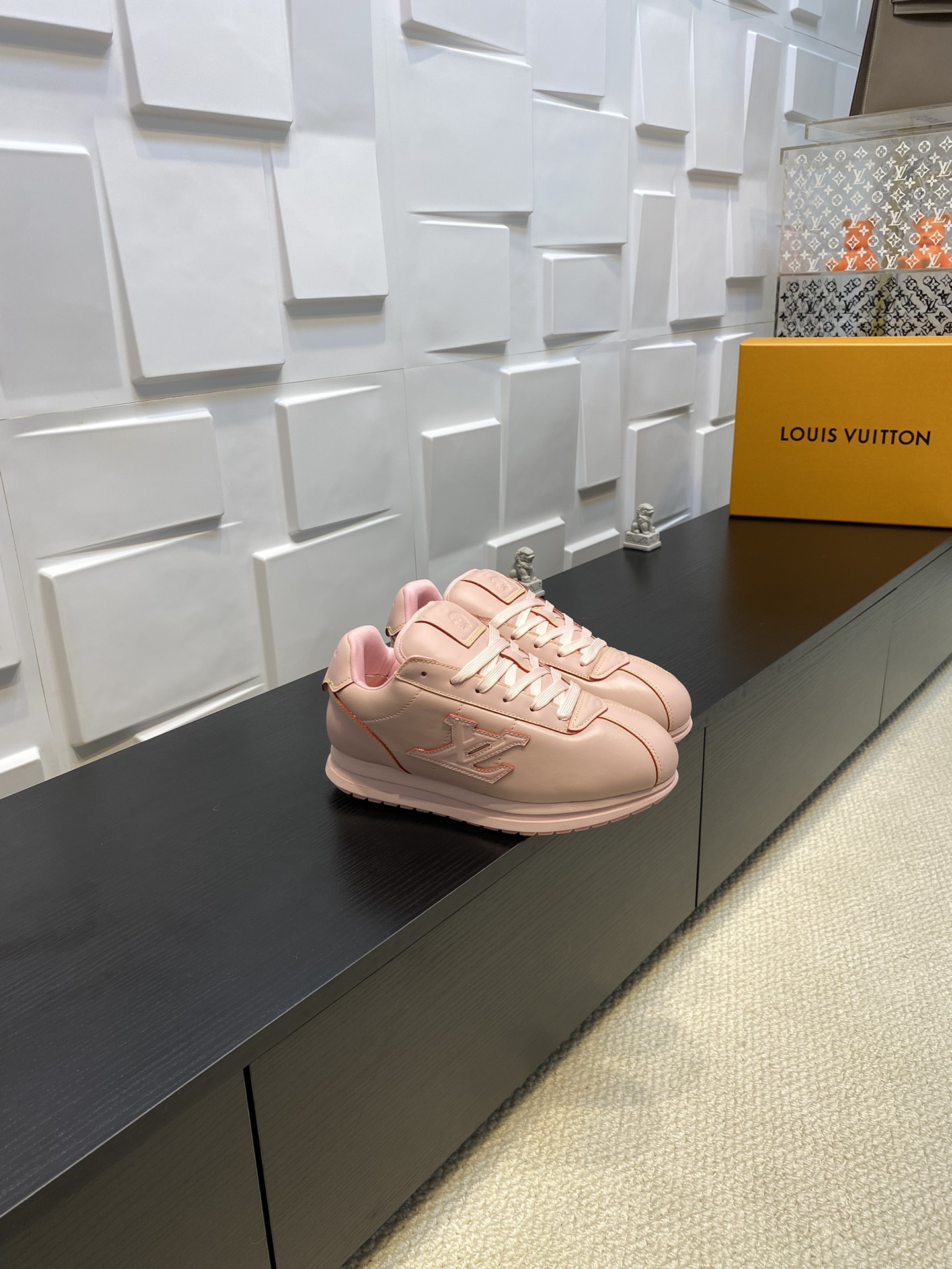 NO:493040,LV Louis Vuitton, Philippine Dong, co-branded Buttersoft series, fat tin, thick sole, casual, sports shoes, Forrest Gump shoes, original purchase and development, making goods LV Buttersoft sneakers were made by Pharrell Williams, and they were reinterpreted with soft Monogram printed sheep leather and cowhide leather. The trendy configuration of the 1960s was reinterpreted with the upper to upgrade and experience. The LV letters and leather trim indicate the brand identity, and the Pharrell Williams portrait and lobster embossed pattern were described together. The 2025 autumn and winter men's clothing show style, exquisite packaging of the delivery counter Fabric: Original customized top layer cowhide Inner: Imported breathable net Sole: Original open mold-proof TPU material, thick bottom 3CM Size:  Women's 35-40 /, casual shoes/sports shoes, louis vuitton, louis vuitton, sneakers, cowhide, sheepskin19860909LV路易威登 菲董 联名 Buttersoft系列 胖丁 厚底 休闲 运动鞋 阿甘鞋 原版购入开发 做货 LV Buttersoft 运动鞋出自 Pharrell Williams 之手,以柔软的 Monogram 印花羊皮革与牛皮革重绎 1960 年代的潮流构型,再借加衬鞋面升级舒适体验.LV 字母和皮革饰边点明品牌身份,Pharrell Williams 肖像与龙虾压纹图案共述 2025 秋冬男装秀场风尚 配送专柜精美包装 面料 : 原版定制头层牛皮 内里 : 进口透气网里 鞋底 : 原版开模防滑TPU材质 底厚 3CM Size : 女35-40 /,休闲鞋/运动鞋,louis vuitton,louis vuitton,sneakers,cowhide,sheepskin,Women's Shoes