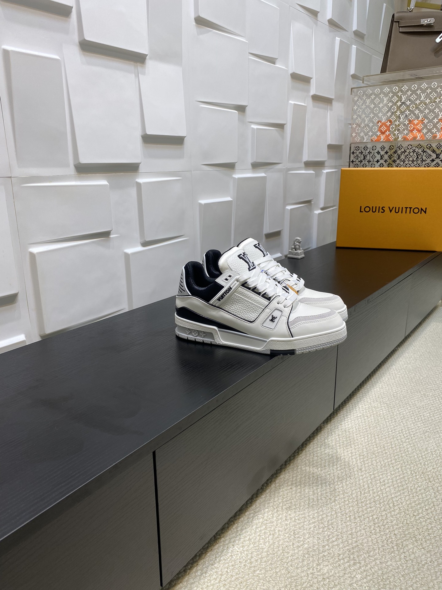 NO:535777,Top double version This LV Trainer sneakers are made of grained cowhide leather, and greets Virgil Abloh's original classic inspired by retro basketball shoes. The upper is decorated with rubber LV letters and Vuitton logo, and the outsole blooms with Monogram flowers. The delivery counter is exquisitely packaged Fabric: Original custom top layer cowhide Inner: Original custom breathable net Outsole: Original open mold two-color TPU combination sole Thickness: 3CM Size: Women's 35-40 Men's 38-46, casual shoes/sports shoes, louis vuitton, sneakers, cowhide19860909顶 双版 本款 LV Trainer 运动鞋取材粒面牛皮革,以活力配色致意Virgil Abloh受复古篮球鞋启发而创作的原版经典.鞋面点缀橡胶 LV字母和 Vuitton 标识,外底绽放Monogram 花卉. 配送专柜精美包装 面料: 原版定制头层牛皮 内里: 原版定制透气网里 大底: 原版开模双色TPU组合大底 底厚: 3CM Size: 女款35-40 男38-46,休闲鞋/运动鞋,louis vuitton,sneakers,cowhide,Women's Shoes