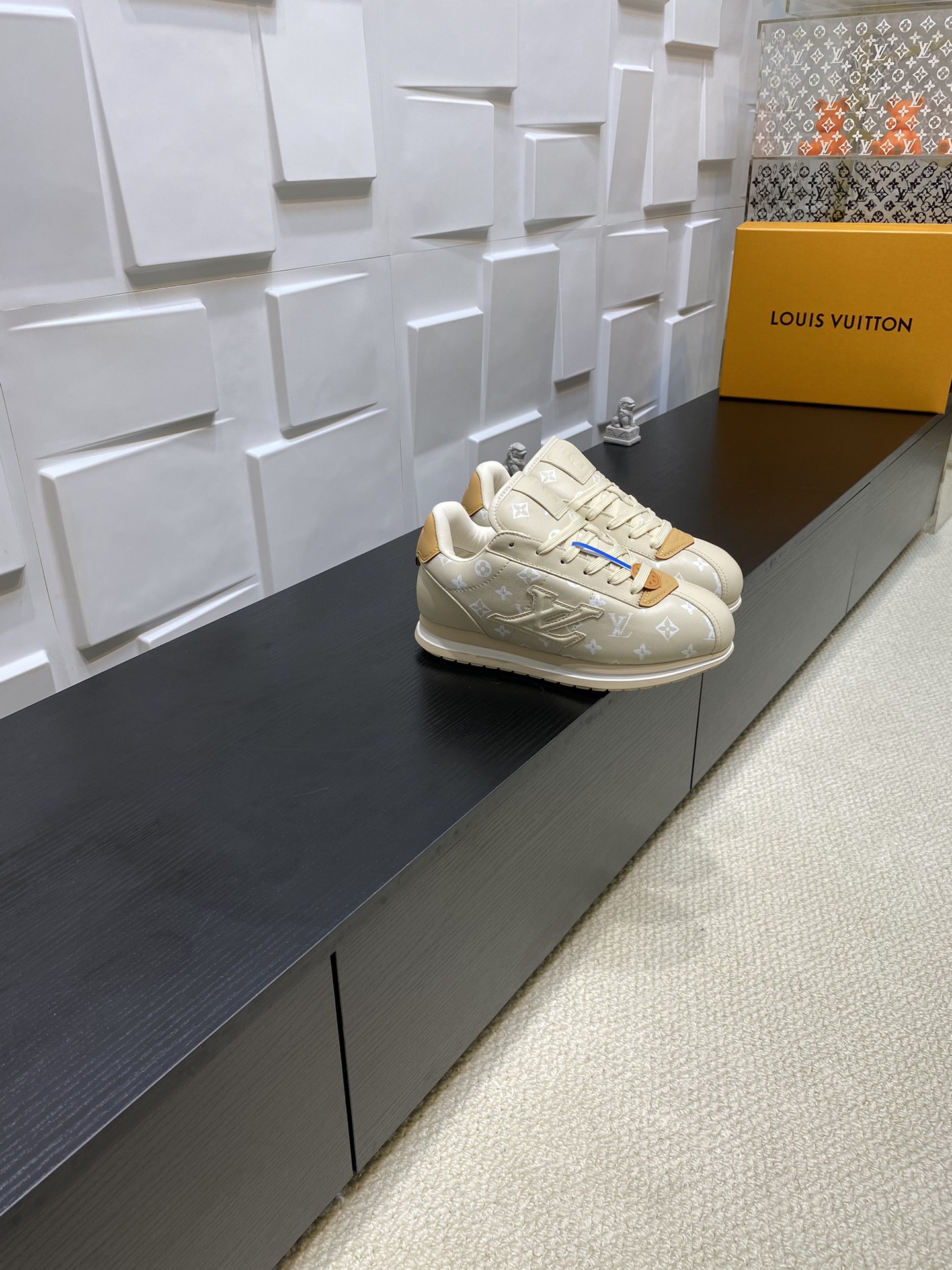 NO:535783,LV Louis Vuitton, Philippine Dong, co-branded Buttersoft series, fat tin, thick sole, casual, sports shoes, Forrest Gump shoes, original purchase and development, making goods LV Buttersoft sneakers were made by Pharrell Williams, and were reinterpreted with soft Monogram printed sheep leather and cowhide leather. The trendy configuration of the 1960s was reinterpreted with the added lining upper to upgrade and experience. The LV letters and leather trim indicate the brand identity, and the Pharrell Williams portrait and lobster embossed pattern are described together. The 2025 autumn and winter men's clothing show style, exquisite packaging of the delivery counter Fabric: Original customized top layer cowhide Inner: Imported breathable net Sole: Original open mold-proof TPU material, thick bottom 3CM Size:  Women 35-40 / Men 39-45, casual shoes/sports shoes, louis vuitton, louis vuitton, sneakers, cowhide, sheepskin19860909LV路易威登 菲董 联名 Buttersoft系列 胖丁 厚底 休闲 运动鞋 阿甘鞋 原版购入开发 做货 LV Buttersoft 运动鞋出自 Pharrell Williams 之手,以柔软的 Monogram 印花羊皮革与牛皮革重绎 1960 年代的潮流构型,再借加衬鞋面升级舒适体验.LV 字母和皮革饰边点明品牌身份,Pharrell Williams 肖像与龙虾压纹图案共述 2025 秋冬男装秀场风尚 配送专柜精美包装 面料 : 原版定制头层牛皮 内里 : 进口透气网里 鞋底 : 原版开模防滑TPU材质 底厚 3CM Size : 女35-40 / 男39-45,休闲鞋/运动鞋,louis vuitton,louis vuitton,sneakers,cowhide,sheepskin,Women's Shoes