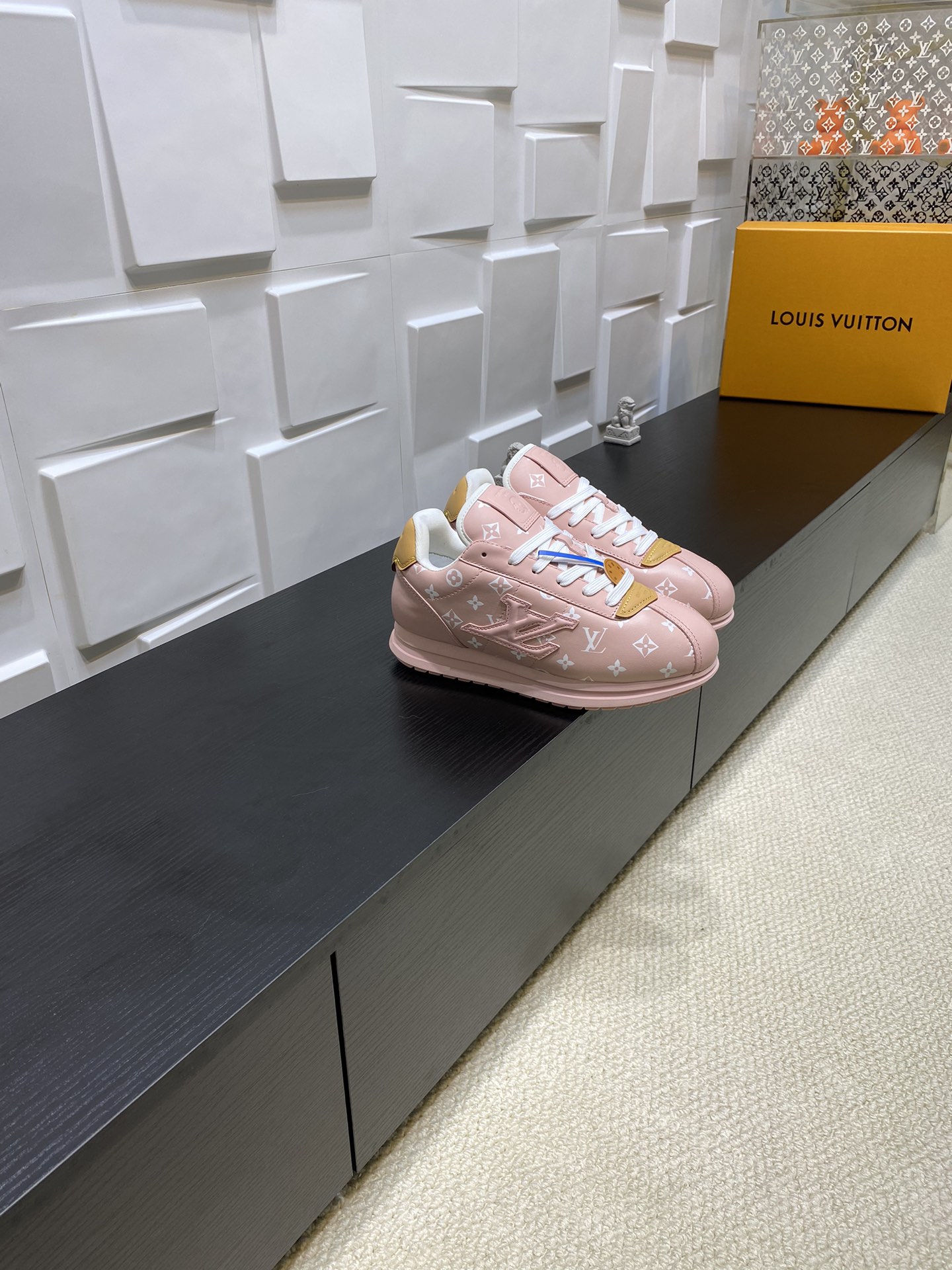 NO:535789,LV Louis Vuitton, Philippine Dong, co-branded Buttersoft series, fat tin, thick sole, casual, sports shoes, Forrest Gump shoes, original purchase and development, making goods LV Buttersoft sneakers were made by Pharrell Williams, and were reinterpreted with soft Monogram printed sheep leather and cowhide leather. The trendy configuration of the 1960s was reinterpreted with the added lining upper to upgrade and experience. The LV letters and leather trim indicate the brand identity, and the Pharrell Williams portrait and lobster embossed pattern are described together. The 2025 autumn and winter men's clothing show style, exquisite packaging of the delivery counter Fabric: Original customized top layer cowhide Inner: Imported breathable net Sole: Original open mold-proof TPU material, thick bottom 3CM Size:  Women's 35-40 /, casual shoes/sports shoes, louis vuitton, louis vuitton, sneakers, cowhide, sheepskin19860909LV路易威登 菲董 联名 Buttersoft系列 胖丁 厚底 休闲 运动鞋 阿甘鞋 原版购入开发 做货 LV Buttersoft 运动鞋出自 Pharrell Williams 之手,以柔软的 Monogram 印花羊皮革与牛皮革重绎 1960 年代的潮流构型,再借加衬鞋面升级舒适体验.LV 字母和皮革饰边点明品牌身份,Pharrell Williams 肖像与龙虾压纹图案共述 2025 秋冬男装秀场风尚 配送专柜精美包装 面料 : 原版定制头层牛皮 内里 : 进口透气网里 鞋底 : 原版开模防滑TPU材质 底厚 3CM Size : 女35-40 /,休闲鞋/运动鞋,louis vuitton,louis vuitton,sneakers,cowhide,sheepskin,Women's Shoes