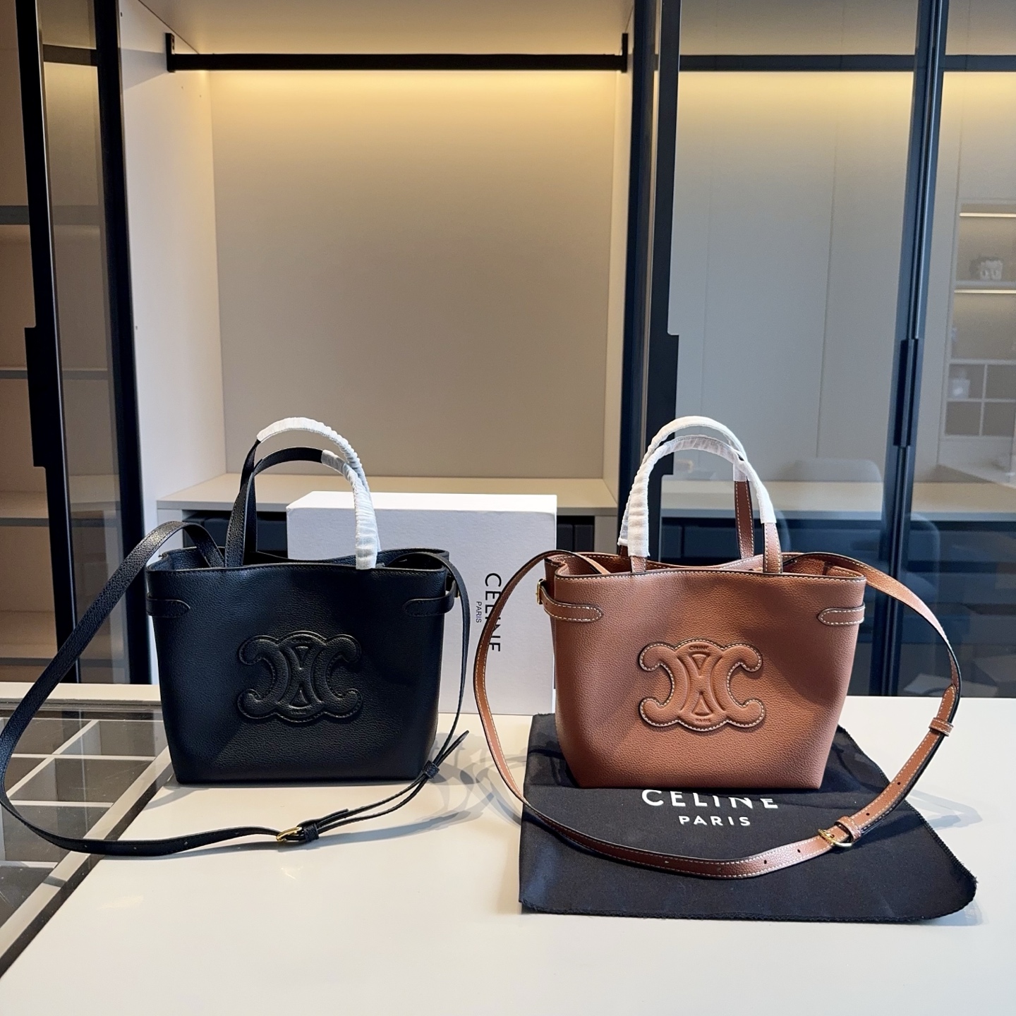 🅿️390✅牛皮系列🔜 高端货🔥赛琳Celine新款全皮托特包!可手提可肩背!专柜同款!全牛皮面料!经典logo!原版顶级五金👍高端品质!任意出入专柜毫无压力!非常实用哦!🎁原版折叠礼盒包装(size:21*20*8)