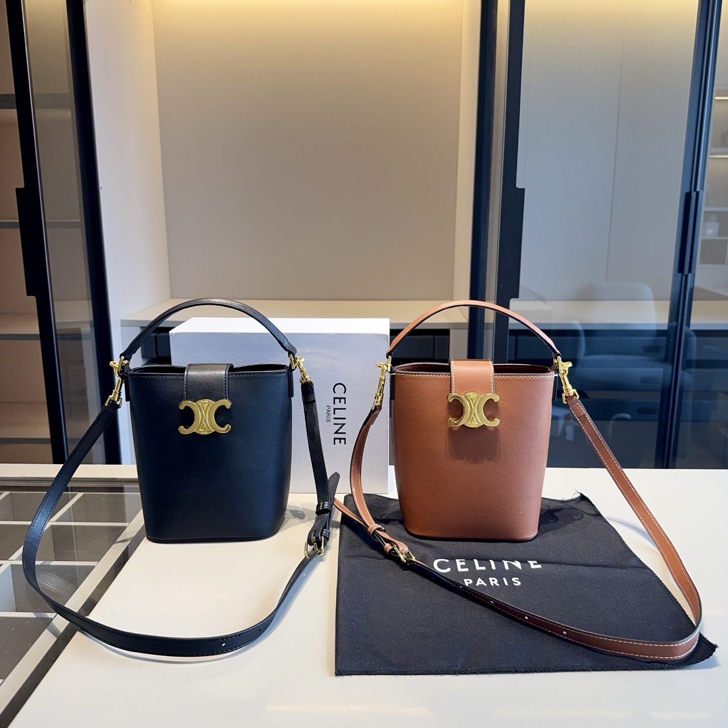 🅿️385✅牛皮系列🔜 高端货🔥赛琳Celine新款全皮水桶包!可手提可肩背!专柜同款!全牛皮面料!经典logo!原版顶级五金👍高端品质!任意出入专柜毫无压力!非常实用哦!🎁原版折叠礼盒包装(size:15*19*11 上口18)