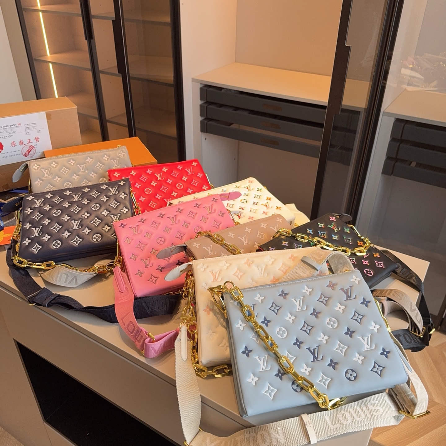 🅿️260✅细节图🔜 高端货🔥全套包装‼️9色🔥LV专柜经典印花Coussin手袋👍网红爆款!众多明星追捧的单品哦 原版压花牛皮🐂顶级原版复刻五金 简洁大气!上身效果超棒!原单品质 配链条和彩带~超高回头率!✈️原版飞机盒🎁原版折叠礼盒包装(size:27*20)