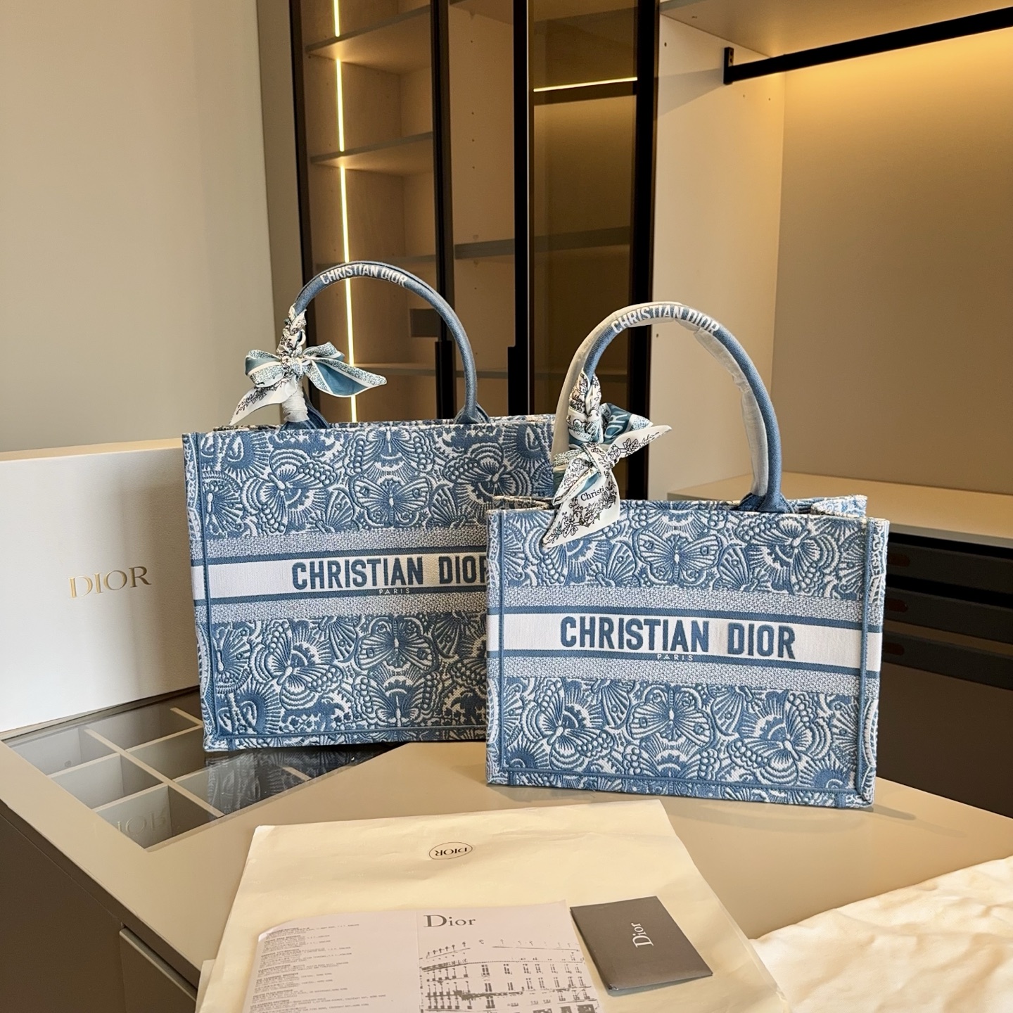 🅿️280~🅿️290✅新品推荐 顶级货🔥整包立体刺绣‼️赠送原版丝巾‼️🔥Dior迪奥专柜爆款托特包~购物袋~3个size‼️蝴蝶🦋系列bookbag专柜同款锁边工艺!专柜同步更新!明星同款限量版!超级有范儿!进口全刺绣布料👍高端品质!任意出入专柜毫无压力!🎁原版折叠礼盒包装(size:中号36*27*16大号42*34*17)