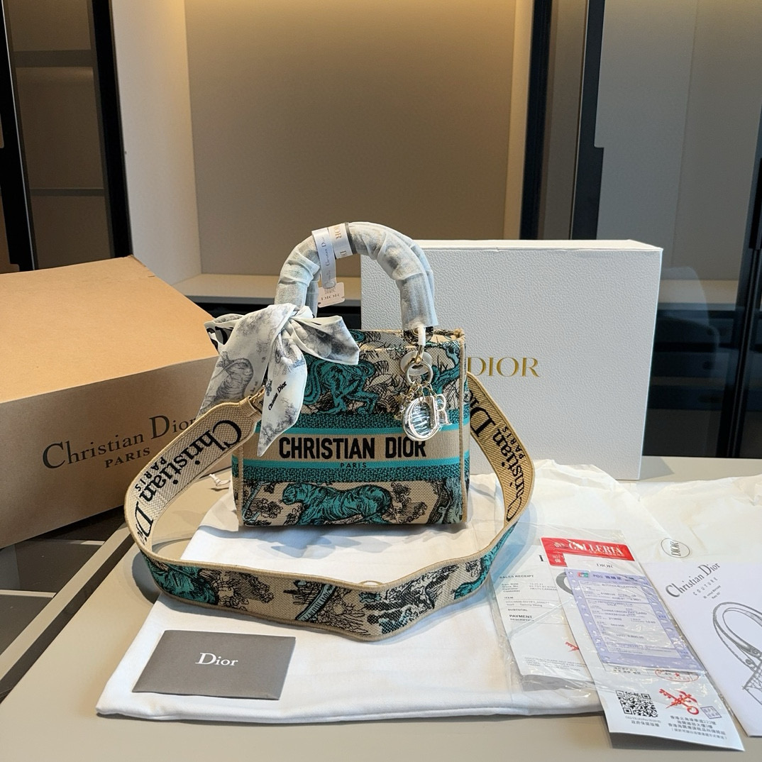 🅿️365✅新品推荐🔜 升级版~全套包装📦 顶级货🔥整包立体刺绣‼️赠送原版丝巾‼️🔥Dior迪奥专柜新款动物园刺绣系列戴妃包Lady Dior~专柜同步更新!明星同款限量版!超级有范儿!配奢华宽肩带~可手提可肩背!进口刺绣布料👍高端品质!任意出入专柜毫无压力!✈️原版飞机盒🎁原版折叠礼盒包装(size:24*20*11)