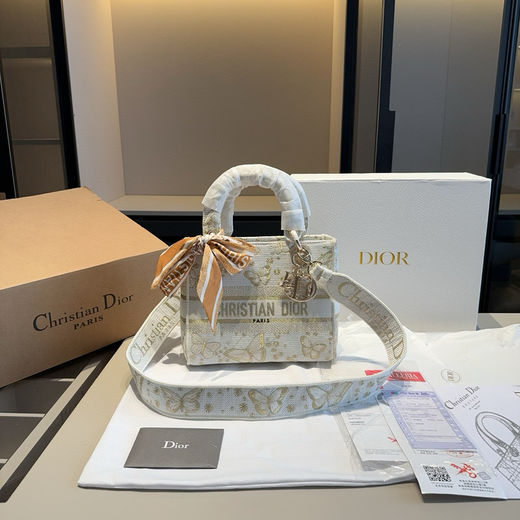 🅿️365✅新品推荐🔜 升级版~全套包装📦 顶级货🔥整包立体刺绣‼️赠送原版丝巾‼️🔥Dior迪奥专柜爆款白金蝴蝶刺绣系列戴妃包Lady Dior~专柜同步更新!明星同款限量版!超级有范儿!配奢华宽肩带~可手提可肩背!进口刺绣布料👍高端品质!任意出入专柜毫无压力!✈️原版飞机盒🎁原版折叠礼盒包装(size:24*20*11)