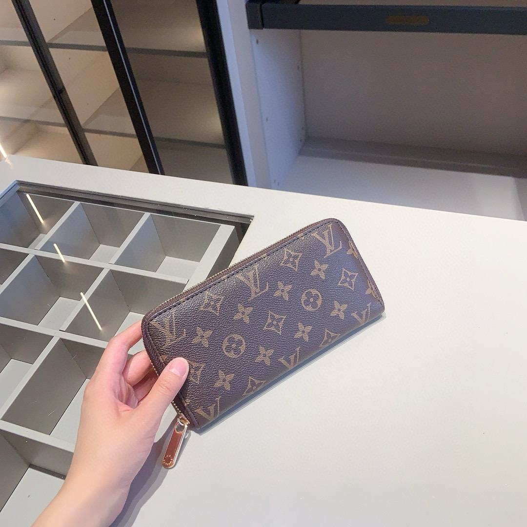 💰140包邮✅新品推荐🔜
【全新男士系列组合X514】
LV旅行袋➕LV单肩包➕LV钱包
【尺寸】旅行袋：45*27*22
          单肩包：25*26*6
          钱包：20*10
【产品介绍】LV专柜男士经典款组合！老花系列！面料手感超棒！原版五金！爆款老花旅行袋✈️大容量！单肩包轻便实用！搭配同品牌经典单拉钱包大气有型！搭配感十足👍