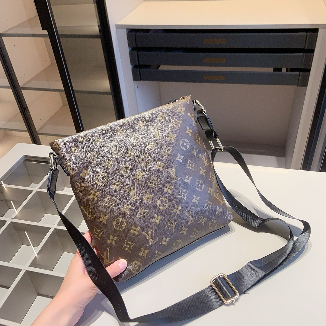 💰140包邮✅新品推荐🔜
【全新男士系列组合X514】
LV旅行袋➕LV单肩包➕LV钱包
【尺寸】旅行袋：45*27*22
          单肩包：25*26*6
          钱包：20*10
【产品介绍】LV专柜男士经典款组合！老花系列！面料手感超棒！原版五金！爆款老花旅行袋✈️大容量！单肩包轻便实用！搭配同品牌经典单拉钱包大气有型！搭配感十足👍