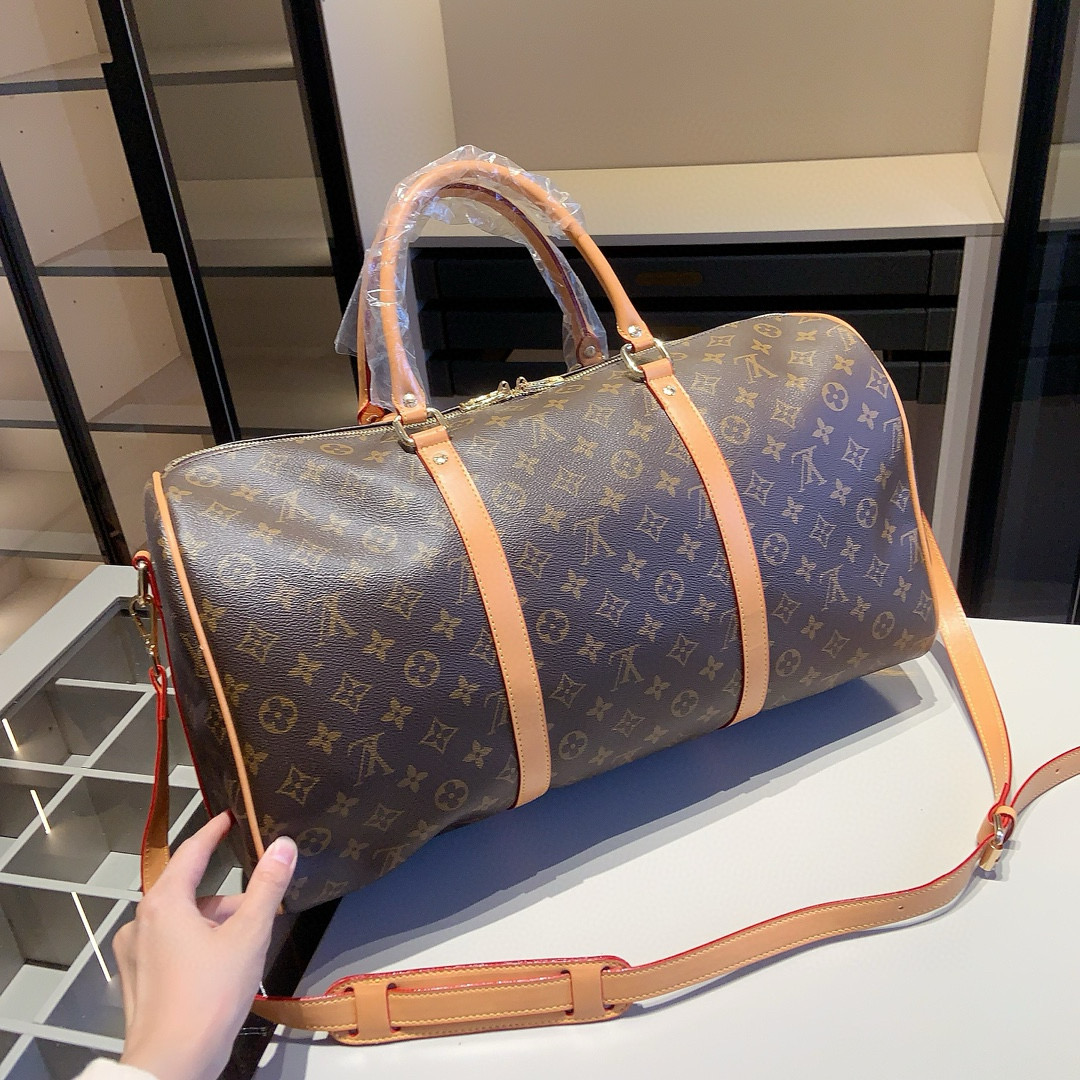 💰140包邮✅新品推荐🔜
【全新男士系列组合X514】
LV旅行袋➕LV单肩包➕LV钱包
【尺寸】旅行袋：45*27*22
          单肩包：25*26*6
          钱包：20*10
【产品介绍】LV专柜男士经典款组合！老花系列！面料手感超棒！原版五金！爆款老花旅行袋✈️大容量！单肩包轻便实用！搭配同品牌经典单拉钱包大气有型！搭配感十足👍