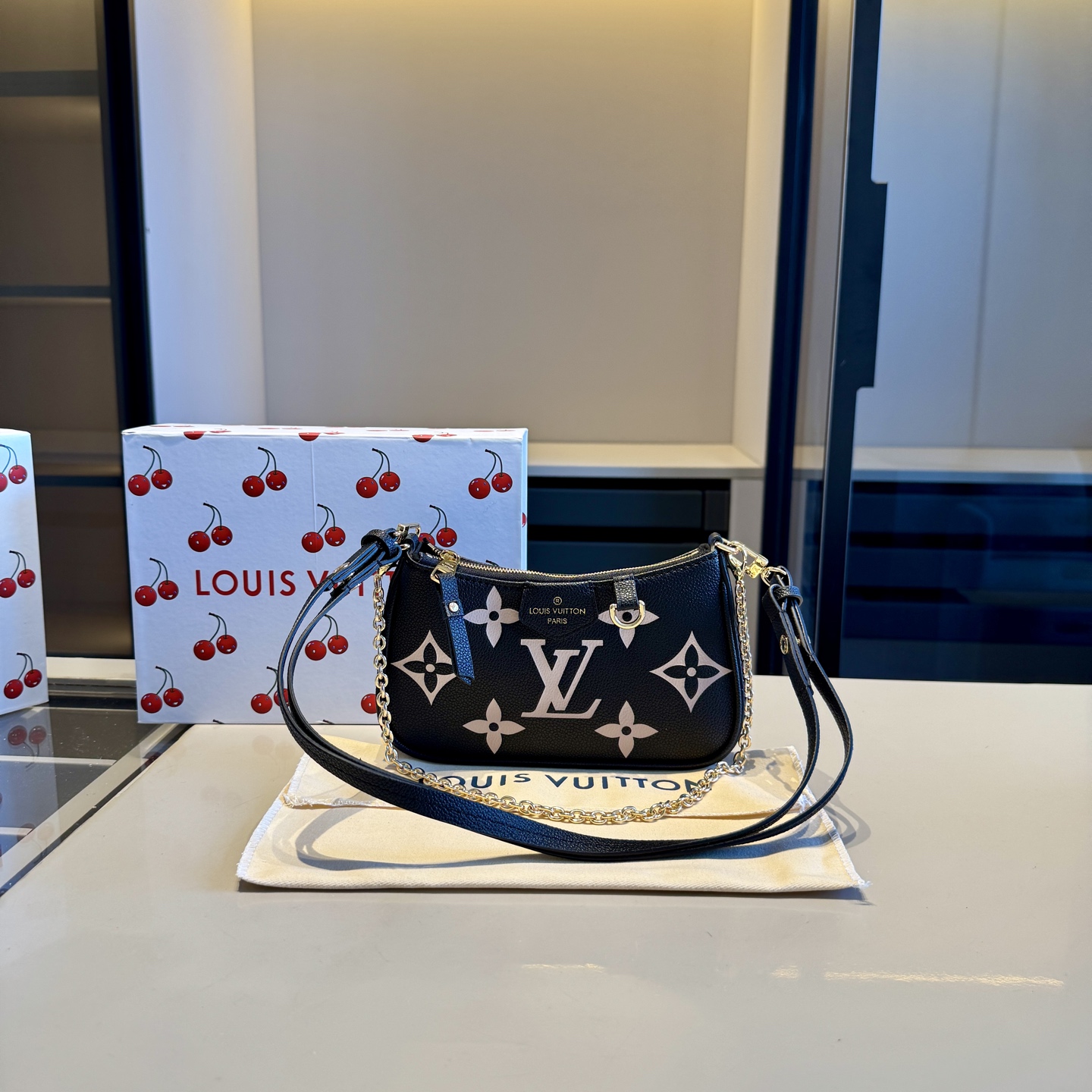 🅿️218cow Leather Series | Top Quality Goodsall Steel Hardware‼ ️Black Printed Cowhide Series Lv Louis Vuitton Counter Popular Easypouch Mahjong Bag Same Style At The Counter Comes With Chain And Long Strap It Turns Heads Wherever You Go All-cow Leather Top-grade All-steel Hardware Perfect Wiring Proud You Can Pack It With Everything You Usually Go Out With Folding Gift Box Packaging Size: 20 12 3