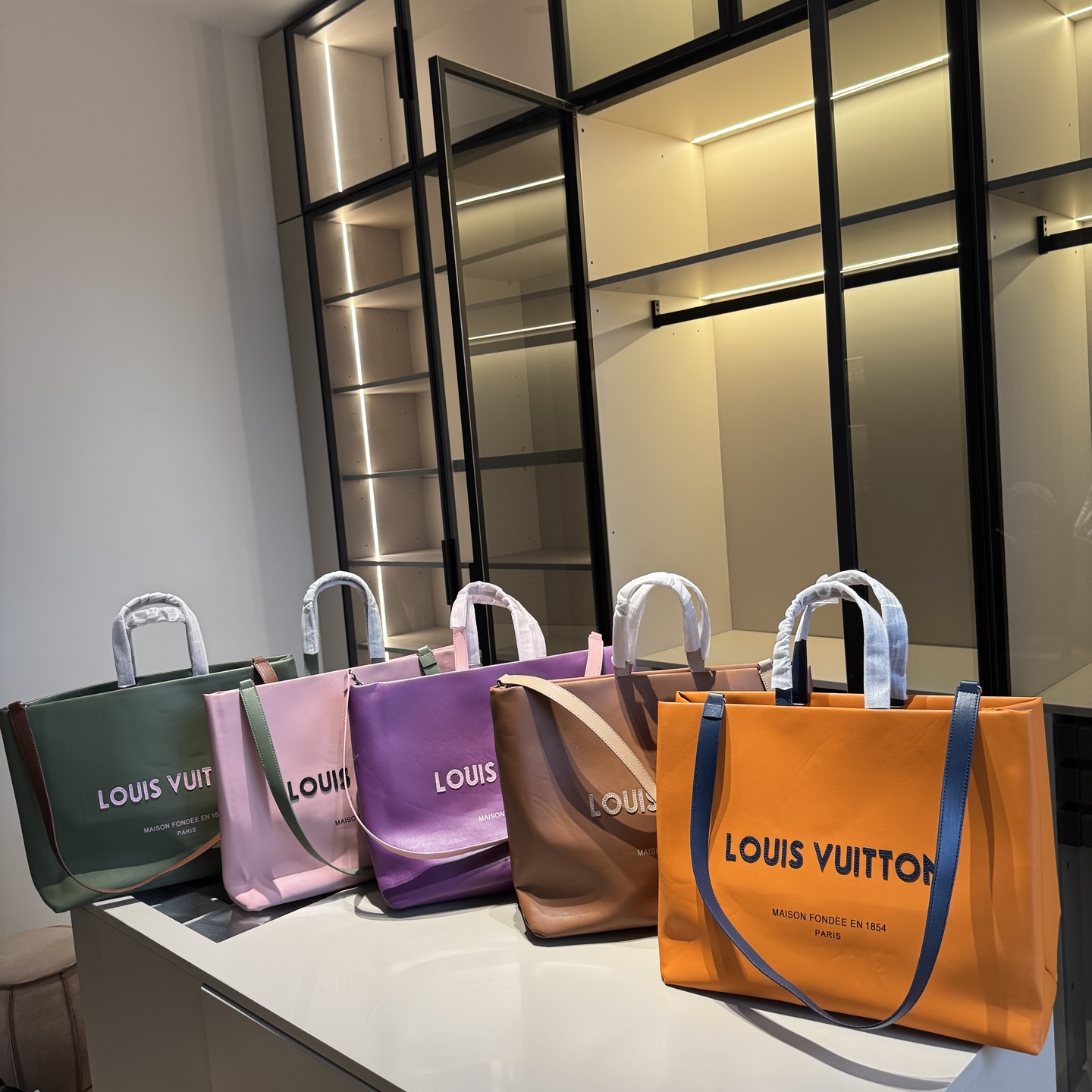 🅿️240new Product Recommendations | High-end Goodsnew Tote Bag Sopper Shopping Bag At Lv Counterunisex For Both Men And Women‼ ️A Must-have Item For Fashionistas Same Style As The Counter Cowhide Fabric Custom Hardware The Upper Body Effect Is Great Order Quality Super High Return Rate Size: Large 43 32 16