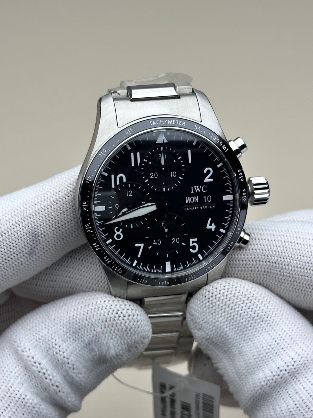 NO:156833,BLS new product, exclusive first, IWC pilot, the latest version of the original model is opened in the market, and the latest version of the original model is opened in the market, and the 1 watch is newly opened in 316 stainless steel, with a size of 41mm and a bandwidth of 20MM. 2 In addition to having an extremely eye-catching speed measurement ceramic ring port, these two flying meters have high performance. In order to further strengthen their dynamic racing genes, not only the scale and Arabic numeral hour markers have changed from the printing form of conventional flying meters to the same inlay style as the Dafei G63, but all the time markers, pointer frames and dials use bright black decorations that perfectly echo the shiny speed measurement ring. The addition of bright black is very obvious to make the high performance of the flying meters look more refined and advanced. In addition, the three small dials not only divide the digital area and scale, but the scale rings on the outer side also specifically increase the slope, creating a sinking feeling, thus further enhancing the exquisiteness and layering of the entire watch.  The 3 movement uses Asia's transparent bottom to replica Wanguo's 69385 automatic winding movement. The panel is polished finely and has a full three-dimensional feeling!  The case is polished by Swiss craftsmanship and then hand-drawn sand, which is full of texture. The screw-in ceramic crown and double-sided anti-reflective convex sapphire glass mirror are very thorough and can withstand sudden drops of air pressure. The 4 dial design continues the pilot's classic cockpit dash style. The dial color has been compared and adjusted hundreds of times with the authentic ones, and it is infinitely close to the authentic ones. The 5 strap uses the original Frug rubber strap and the Wanguo Quick Change System (EasX-CHANGE), allowing you to change the strap without tools (steel belt and tape are switched freely) without tools. The steel strap can be removed manually!  After spending huge amounts of money to dismantle the original, its structure and details are copied one by one. It ensures the restoration of the watch., chanel, iwc19860909BLS新品,新款独家首发,万国IWC飞行员,市场最新版本原版开模,精益求精. 1腕表采用316精钢全新开模,尺寸为41mm表带宽度为20MM 2 除了拥有极为醒目的测速陶瓷圈口,这两款飞计高性能为了进一步强化其动感的赛车基因,不仅刻度与阿拉伯数字时标由常规飞计的印刷形式,变为了和大飞G63相同的镶嵌式,并且所有时标、指针的边框和表盘都采用了与闪亮测速圈完美呼应的亮黑色装饰,亮黑色的加入非常明显的让飞计高性能看起来更加的精致和高级,另外,三个小表盘不仅将数字区域和刻度进行了分区,外围的刻度环还特别增加了坡度,营造出了下沉的感觉,从而进一步增强了整表的精致度和层次感. 3机芯采用Asia透底复刻万国的69385自动上链 机芯.面板打磨精细,立体感十足！表壳采用瑞士工艺打磨之后再手工拉沙,质感十足.旋入式的陶瓷表冠,双面防反光凸状蓝宝石玻璃表镜,非常透彻,可抵受骤降气压. 4表盘设计延续飞行员经典的驾驶舱仪表盘风格,表盘颜色经过上百次与正品对比调教,已经无限接近正品. 5表带采用原版弗橡胶表带搭配万国快速更换系统（EasX-CHANGE), 让你无需工具徒手即可更换表带（钢带和胶带自由切换）钢带都是手动可以快拆的！斥巨资拆解原装后其结构以及细节逐一复制.极高的保证了腕表的还原度.,,chanel,iwc,Watch