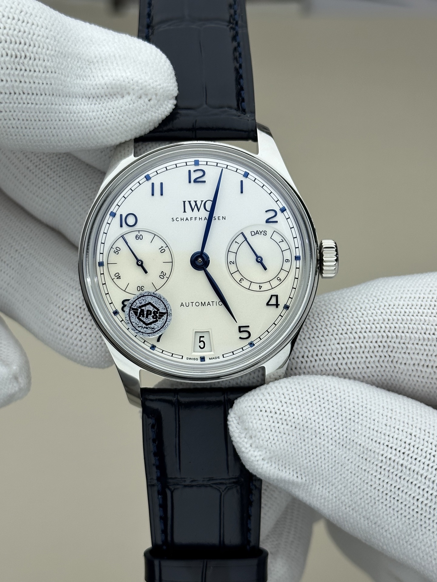 Aps万国葡萄牙七日链 大表径相匹配的阿拉伯数字时标与柳叶指针同样也成为了葡萄牙系列不可获缺的DNA。更多的则是葡七全方位的细节升级。而它们中带给我最大惊喜的就是葡七。
1️⃣表壳: 全新葡七在42.4毫米表径不变的前提，成功的将厚度从14.1毫米降到了13毫米，13毫米通常被视作是评判手表薄厚与舒适的一个重要临界点，所以这1毫米对于主打正装的葡七来说实在是太重要了，同时也终于不会被吐槽一只正装表比水鬼还厚了。

2️⃣镜面:为了有更薄的体验，iwc 采用锅盖式蓝宝石镜面，这样不但给指针有更多的行走空间，而且美观程度上也是大大的提升，而且Aps 不惜成本背面的镜面也同样是锅盖蓝宝石镜面，使背透更加一览无余的展示美感

3️⃣表盘: 对比新老款表盘做了明显改动，新款直接取消了9点为小秒盘的轨道式刻度，与此同时，3点位的动力储存显示盘的“1”区域也不再使用红色，这些调整优化设计都让腕表显得简洁，也更精致，同时突出了盘面的整体性。
Aps出品，只为精品！