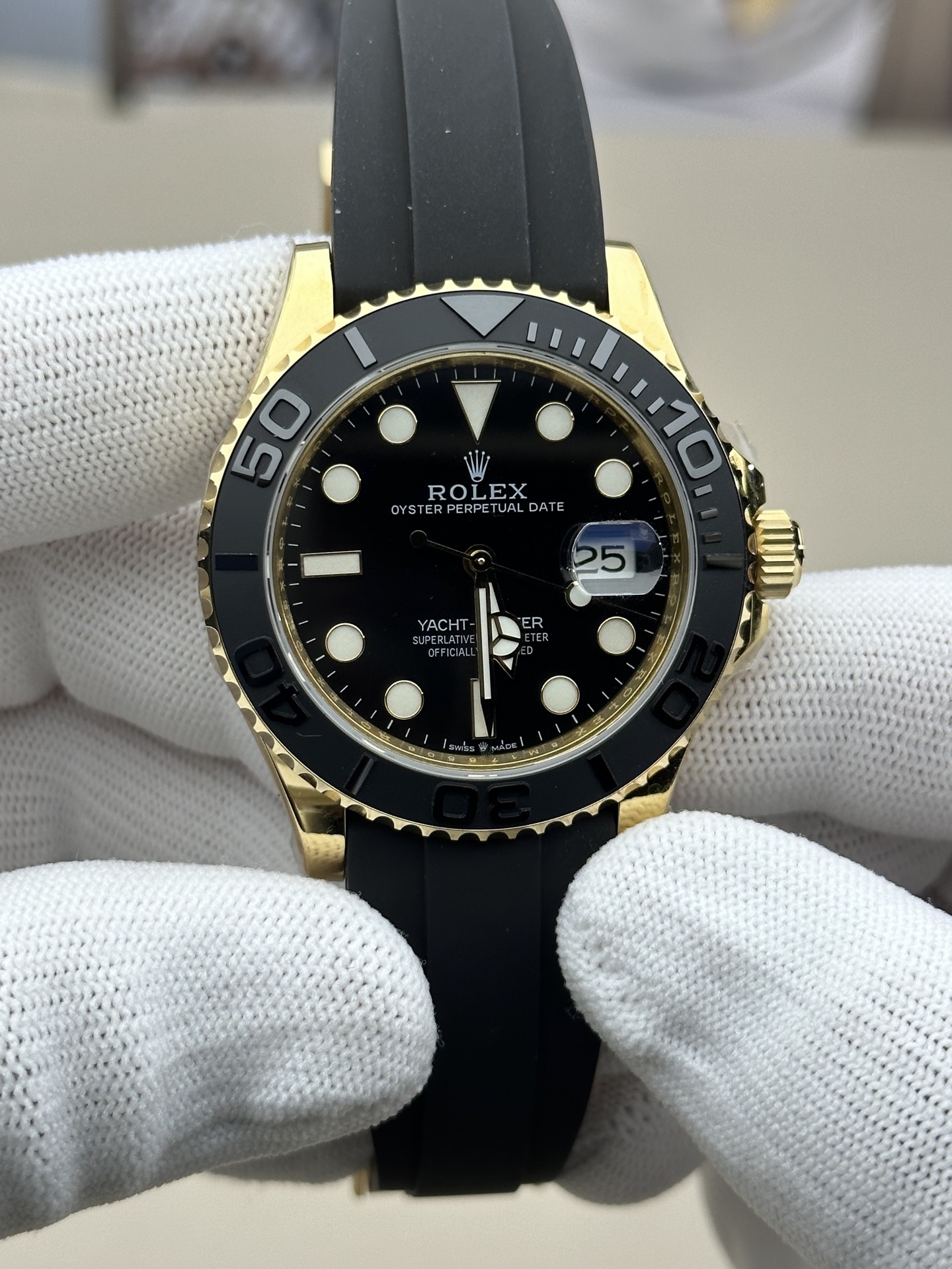 配重170g 劳力士 游艇42mm 3235机芯 终极版到货！整表新材料升级重量达到1️⃣7️⃣1️⃣G同步ZP（承诺不掉皮不掉色）原装数据3D NURBS CNC开模打造最新版904L精钢包裹表壳，在重量达到的要求上厚度（11.8mm）尺寸（42MM）不变同步ZP！市场唯一通体使用真空18K包金表壳，附带一证一码，表壳颜色真正达到与ZP无色差！
S+搭载升级版CAL.3235一体机芯，动储70小时+
S+搭配ZP代用搪瓷表盘、特级指针、陶瓷圈口（不留油印）、高透蓝宝石镜面、记忆钢片胶带。整表所有配件均可与ZP互换，给大家还原原装佩戴体验，欢迎品鉴！
白金170.58g
黄金171.08g