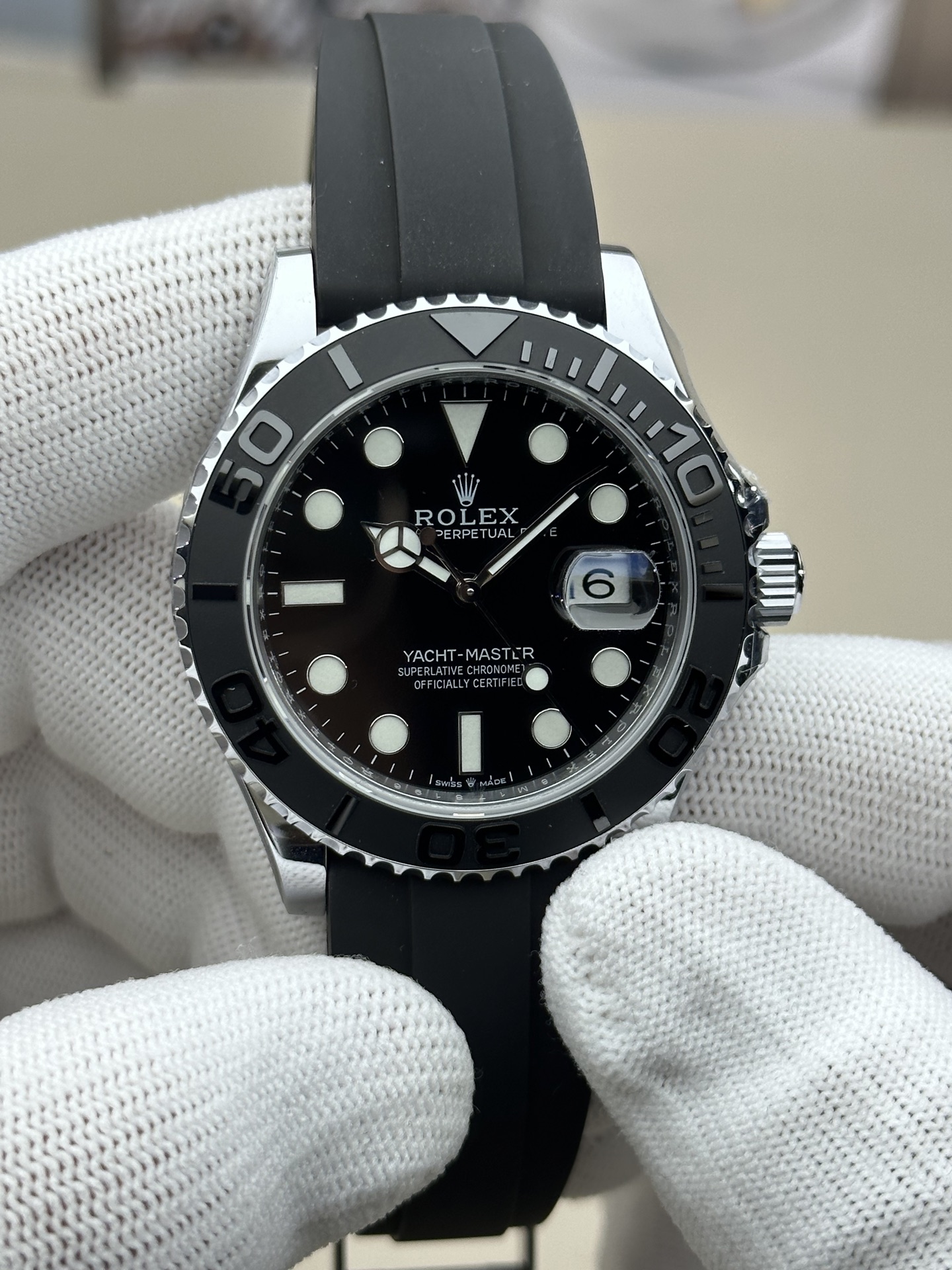 配重170g 劳力士 游艇42mm 3235机芯 终极版到货！整表新材料升级重量达到1️⃣7️⃣1️⃣G同步ZP（承诺不掉皮不掉色）原装数据3D NURBS CNC开模打造最新版904L精钢包裹表壳，在重量达到的要求上厚度（11.8mm）尺寸（42MM）不变同步ZP！市场唯一通体使用真空18K包金表壳，附带一证一码，表壳颜色真正达到与ZP无色差！
S+搭载升级版CAL.3235一体机芯，动储70小时+
S+搭配ZP代用搪瓷表盘、特级指针、陶瓷圈口（不留油印）、高透蓝宝石镜面、记忆钢片胶带。整表所有配件均可与ZP互换，给大家还原原装佩戴体验，欢迎品鉴！
白金170.58g
黄金171.08g