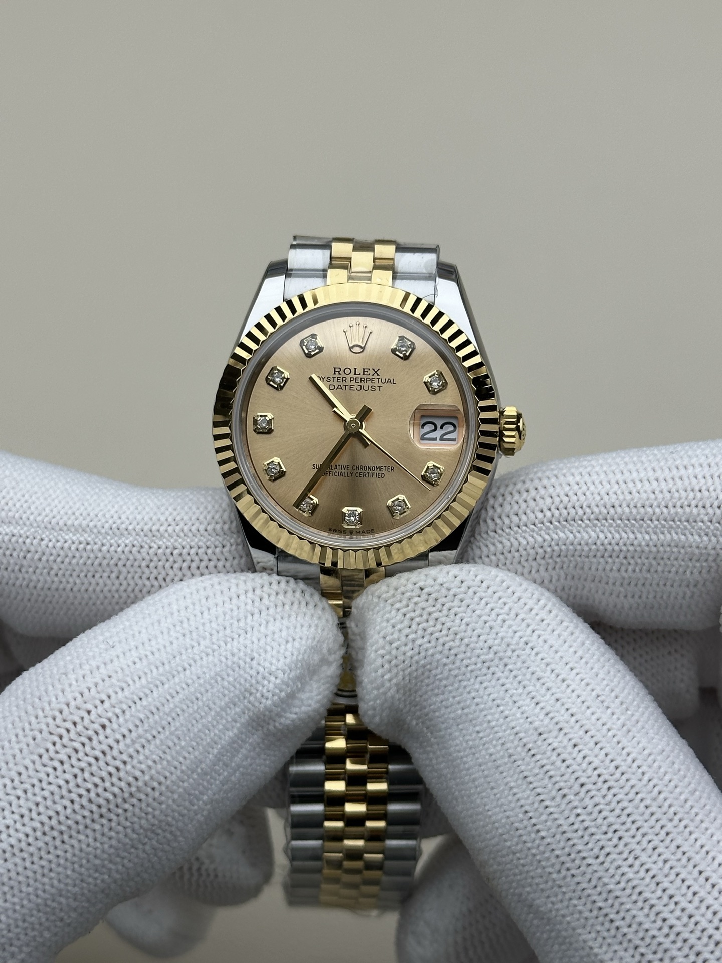 NO:392034,Details determine success or failure, weight makes the real one - ARF 31mm In the reproduction market, the similarity of appearance is important, but a true high-end reproduction must not only 'look like', but also 'look real'!  The most easily overlooked but most affects the real experience is the weight of the watch. Many replica watches seem exquisite, but they are light and have no texture when worn. The ARF 31mm log has achieved the ultimate optimization in this regard!  But if we only use the standards of 'excellent material and Swiss movement' to evaluate ARF, it seems that it is not comprehensive enough. Today, we analyze the details from a more professional perspective to see what ARF is unique. 1. Visual layering - the light and shadow art of triangular pit circles · The triangle pit scale of ARF uses deep engraving technology to make the light refract more three-dimensional at different angles, almost the same as the light and shadow levels of genuine products. 2. Wearing experience - not only weight, but 'fitting'. The replica market often emphasizes 'whether the weight is close to the authentic product', but the wearing comfort of a watch is far more than just the weight matching on the numbers, but more importantly, the 'fitting' of wearing. The lug curve of ARF 31mm log has been accurately adjusted to ensure that it fits perfectly when worn, without a stiff feeling.  The strap has been polished and polished three times, and the touch is delicate, and it will not feel cut when worn. The smoothness of movement has been finely adjusted, and it will not be clamped, nor will it be too loose, and it will still be comfortable to wear for a long time. The clasp is accurate in opening and closing, not loose but not too tight. 3. Movement performance - ARF is more accurate when moving. ARF factory is equipped with a Swiss ETA movement, which feels smooth when adjusting, and the error is controlled at ±4 seconds/day. No frequent adjustment is required for long-term wear, and the stability is very high. 4. The dial radiation pattern of the ARF 31mm log - the luxurious password between the flow of light and shadow · The watch is not only the carrier of time, but also the art of the intersection of light and shadow. A truly exquisite dial-type watch must show unique changes in light and shadow under different lights, and this is the charm of the ARF 31mm log dial!  Sun patterns are not just decoration, but light and shadow engraving. Many replica watches only stay on the surface. The patterns are too shallow or unevenly distributed, making the light appear dull and monotonous on the dial, lacking the luxurious 'layering'. However, ARF adopts high-precision wire drawing process. Each texture is accurately carved. When the light is refracted, it presents a natural halo that spreads from the inside to the outside, allowing the dial to be charming at different angles, and can show dynamic changes like the original under different lights. ·The delicate light and shadow levels create a 'mirror lake' on the wrist. ARF 31mm dial is like a delicate lake in the sun, smooth but layered. Every time you flip your wrist, it will reflect a unique light and shadow effect. Whether it is a classic silver plate, a champagne gold plate, or a more modern blue plate, every color is  The radial pattern process of ARF shows more transparency and three-dimensionality, and there will be no cheap 'reflexive reflection'. Even in the soft indoor environment, the dial can still retain a low-key luster, rather than the dullness of some replica dials in low light. ·The depth and angle of the pattern determine the texture. ARF fine-tune the depth of the engraving, so that the dial presents soft light and shadow changes at different angles without abrupt reflective blind spots. 5. Control of details - 'transparency' of the calendar window One of the most representative designs of the Rolex log type is 'magnification of the calendar window'. However, although many replica manufacturers have reached 2.5X magnification, they still cannot present the original 'transparency'. ARF  The use of high-transparent sapphire mirror and precise coating technology makes the calendar font still clear at different angles. The font printing oil slimming process ensures that the font can be clearly visible at any angle, allowing the wearer to have a more comfortable reading experience. Conclusion Why is ARF 31mm log the most recommended choice?  From the five perspectives of the overall weight, appearance of light and shadow, wear comfort, movement feel, and calendar transparency, ARF's 31mm log model is not simply pursuing 'looks like', but is working hard to achieve high-end replicas close to authentic products in multiple aspects such as vision, touch, and wearing experience. ARF 31mm log model - not only replicas, but also allows you to feel the quality of the original in every detail!  ,,rolex19860909细节决定成败,重量成就真实——ARF 31mm 在复刻市场中,外观的相似度固然重要,但真正的高端复刻,不仅要“看上去像”,更要“戴上去真”！ 而其中最容易被忽略、却最能影响真实体验的,就是腕表的重量.很多复刻表,看似精致,但戴上手后却轻飘飘,毫无质感；而 ARF 31mm 日志,则在这一点上做到了极致的优化！但如果仅仅用“材质优秀、瑞士机芯”这样的标准去评价ARF,似乎还不够全面.今天,我们用更专业的角度去分析细节,来看看ARF有何独到之处. 1.视觉层次感—三角坑纹圈的光影艺术 ·ARF的三角坑纹刻度采用深度雕刻技术,使光线在不同角度下折射得更加立体,与正品的光影层次几乎无异. 2.佩戴体验—不止是重量,而是“贴合感” 复刻市场经常强调“重量是否接近正品”,但一只腕表的佩戴舒适度,远远不只是数字上的重量匹配,更重要的是佩戴的“贴合感”.  ARF 31mm 日志的表耳弧度 经过精准调整,确保佩戴时能完美贴合手腕,不会有生硬的感觉.  表带经过三次抛光打磨,触感细腻,佩戴时不会有割手感.活动顺滑度 经过微调,不会夹手,也不会过于松散,长时间佩戴依然舒适.表扣的开合力度精准,不会松垮但也不会过紧. 3.机芯表现——ARF 走时更精准  ARF厂搭载 瑞士ETA 机芯,调时手感顺滑,误差控制在 ±4秒/天,长时间佩戴不需要频繁调整,稳定性非常高. 4.ARF 31mm 日志的表盘放射纹——光影流转间的奢华密码 ·腕表不仅仅是时间的载体,更是光与影的交汇艺术.一块真正精致的日志型腕表,必须在不同光线下展现独特的光影变化,而这,正是ARF 31mm 日志表盘放射纹的魅力所在！太阳纹,不只是装饰,而是光影雕刻,许多复刻表的“太阳放射纹”只停留在表面,纹路过浅或分布不均,使得光线在表盘上显得呆滞、单调,缺乏那种奢华的“层次感”.但 ARF 采用高精度拉丝工艺,每一道纹理都经过精准雕刻,光线折射时呈现出 由内向外扩散的自然光晕,让表盘在不同角度下都能焕发迷人光泽,在不同光线下都能展现出如原装般的动感变化. ·细腻的光影层次,打造腕上“镜面湖” ARF 31mm 日志的表盘在阳光下就像一面细腻的湖面,光滑却富有层次,每一次翻转手腕,都会折射出独特的光影效果.无论是经典银盘、香槟金盘,还是更现代的蓝盘,每一种颜色在 ARF 的放射纹工艺下都更显 通透感和立体感,不会出现廉价的“死板反光”.即使在室内柔光环境下,表盘依然能保留低调的光泽,而不是某些复刻表盘在低光下就变的黯淡无光. ·纹路的深度 & 角度,决定质感 ARF 通过微调雕刻深度,使得表盘在不同角度下呈现柔和的光影变化,而不会出现突兀的反光死角. 5. 细节掌控力——日历窗口的“通透感” 劳力士日志型最具代表性的设计之一,就是 “日历窗口的放大倍率”.但许多复刻厂商虽然放大倍率达到了 2.5X,却仍然无法呈现原装的那种“通透感”.  ARF 采用高通透蓝宝石镜面,搭配精准镀膜工艺,使得日历字体在不同角度下依然清晰.字体印刷浮油工艺,更是确保字体在任何角度下能清晰可见,让佩戴者拥有更舒适的阅读体验.  结论为什么 ARF 31mm 日志是最推荐的选择？ 从 总体的重量、外观的光影层次、佩戴的舒适度、机芯的手感、日历的通透感 这五个角度来看,ARF 的 31mm 日志型并不是单纯地追求“看上去像”,而是在视觉、触觉、佩戴体验等多个层面,努力实现接近正品的高端复刻. ARF 31mm 日志型——不仅仅是复刻,更是让你在每一个细节上感受到原装的品质！,,rolex,Watch