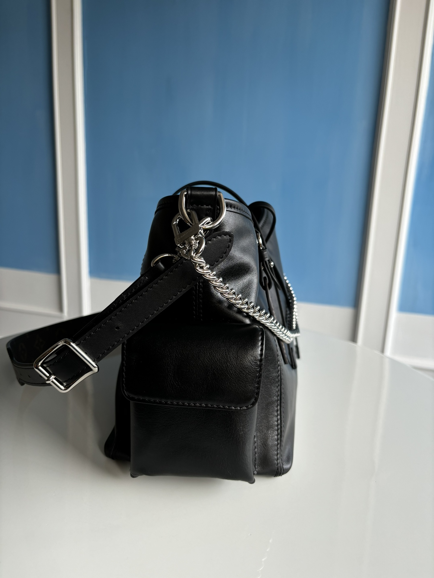 Louis Vuitton Lv's official M24861 CarryAll Cargo small handbag is made of soft sheep leather with a fashionable micro-wrinkle effect, and is pai
