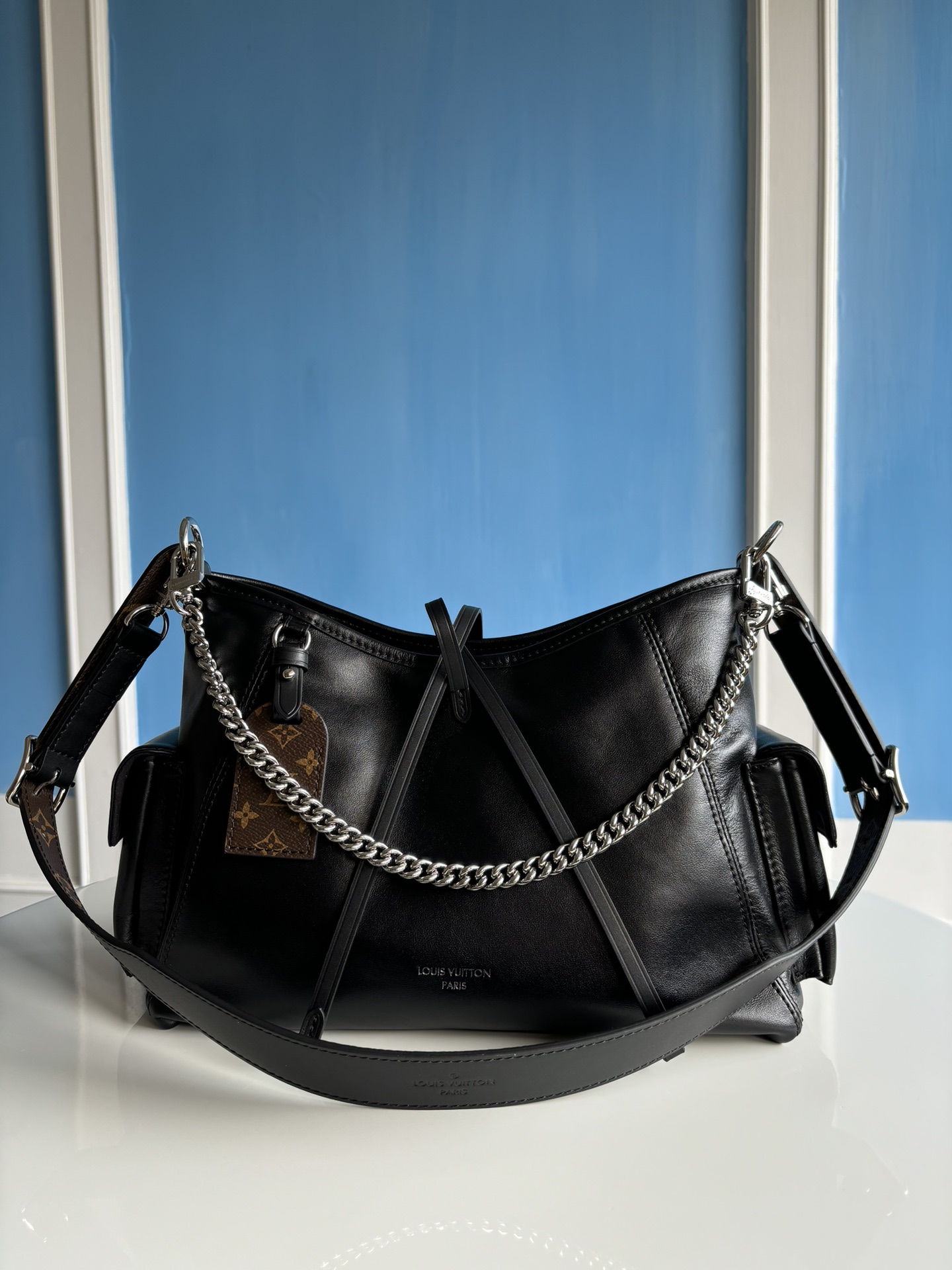 Louis Vuitton Lv's official M24861 CarryAll Cargo small handbag is made of soft sheep leather with a fashionable micro-wrinkle effect, and is pai