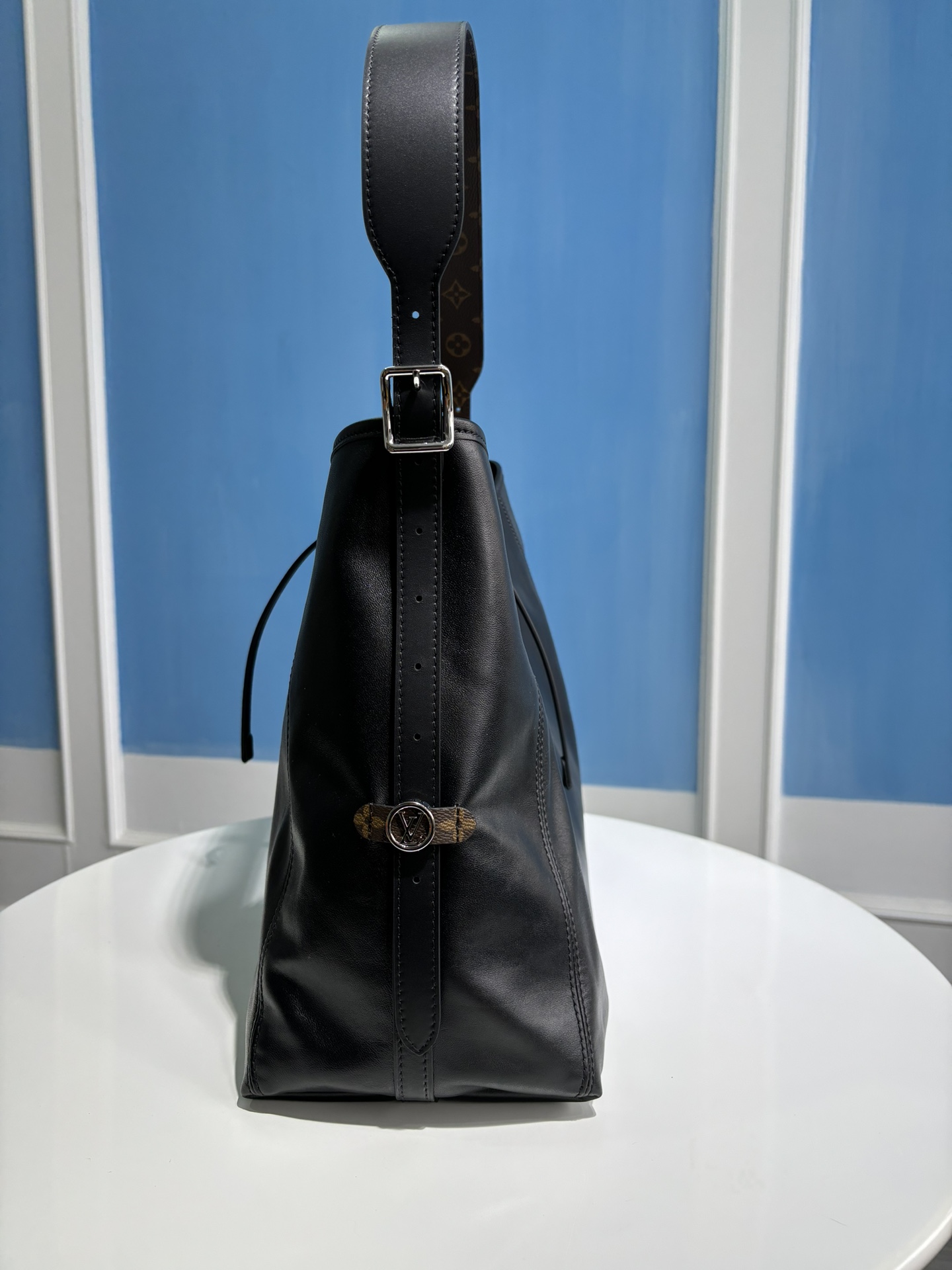 Louis Vuitton LV's official M25143 CarryAll Dark medium handbag is made of soft sheepskin to create a fashionable and lazy silhouette, adding eye