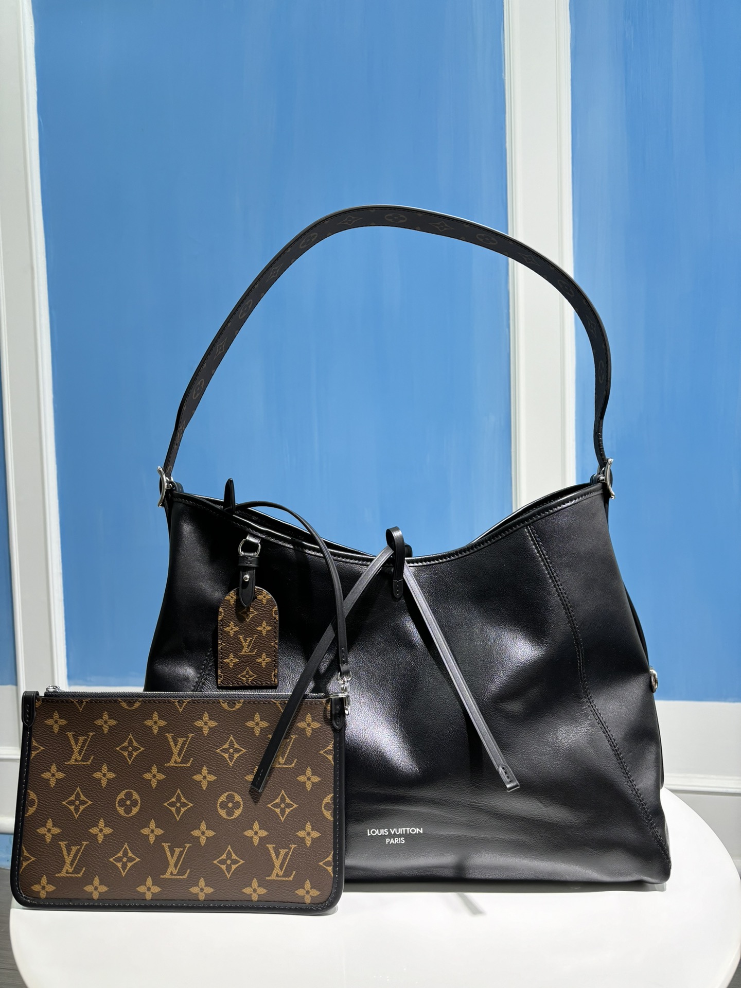Louis Vuitton LV's official M25143 CarryAll Dark medium handbag is made of soft sheepskin to create a fashionable and lazy silhouette, adding eye